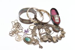 AN ASSORTMENT OF SILVER AND WHITE METAL JEWELLERY, to include a hinged silver domed bangle, engraved