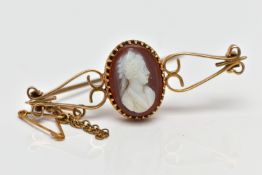 AN EARLY 20TH CENTURY CARNELIAN CAMEO BROOCH, a yellow metal bar brooch, oval carnelian cameo in a
