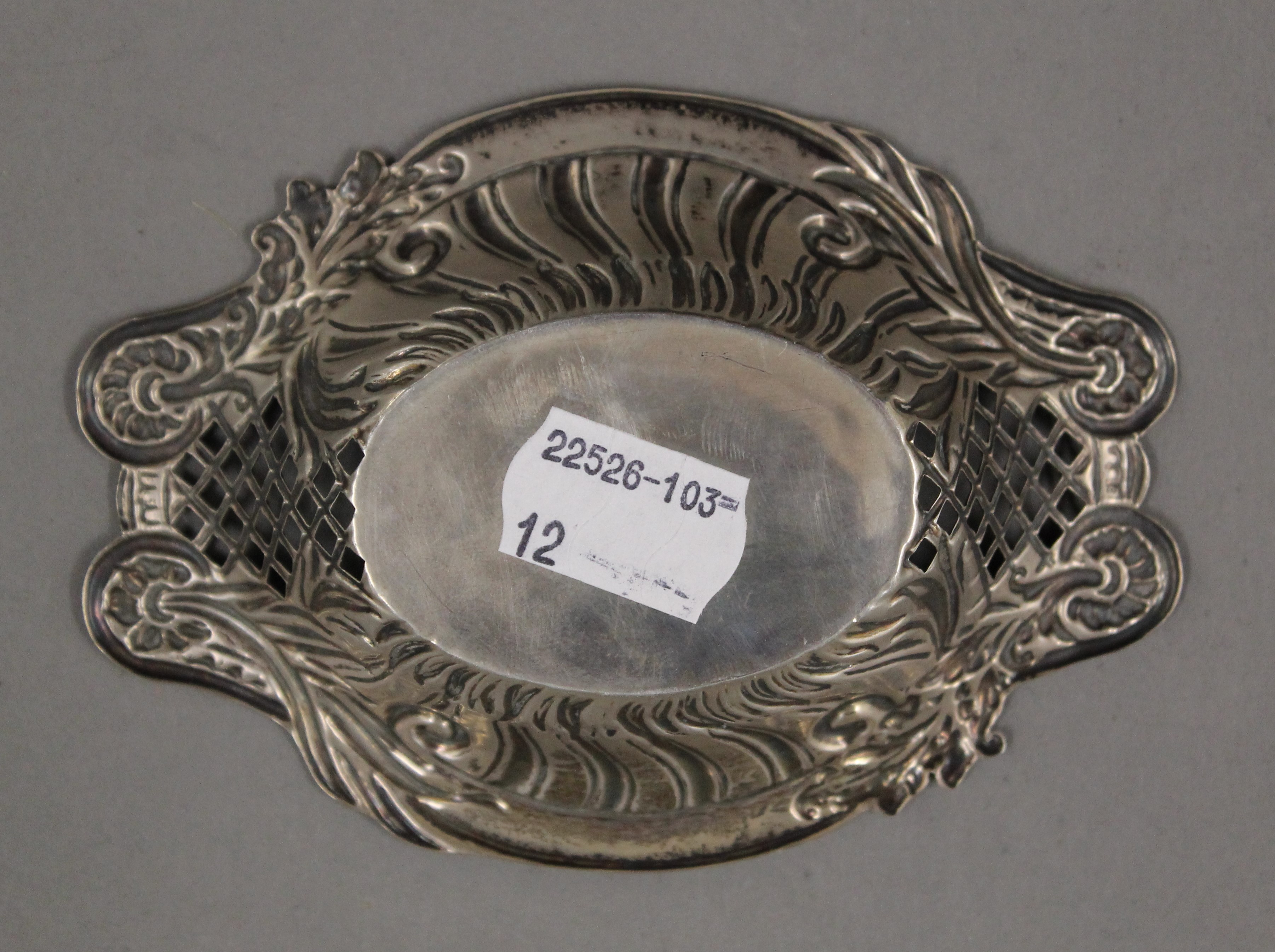 A pair of small silver bon-bon dishes. 12 cm long. 59.8 grammes. - Image 4 of 5