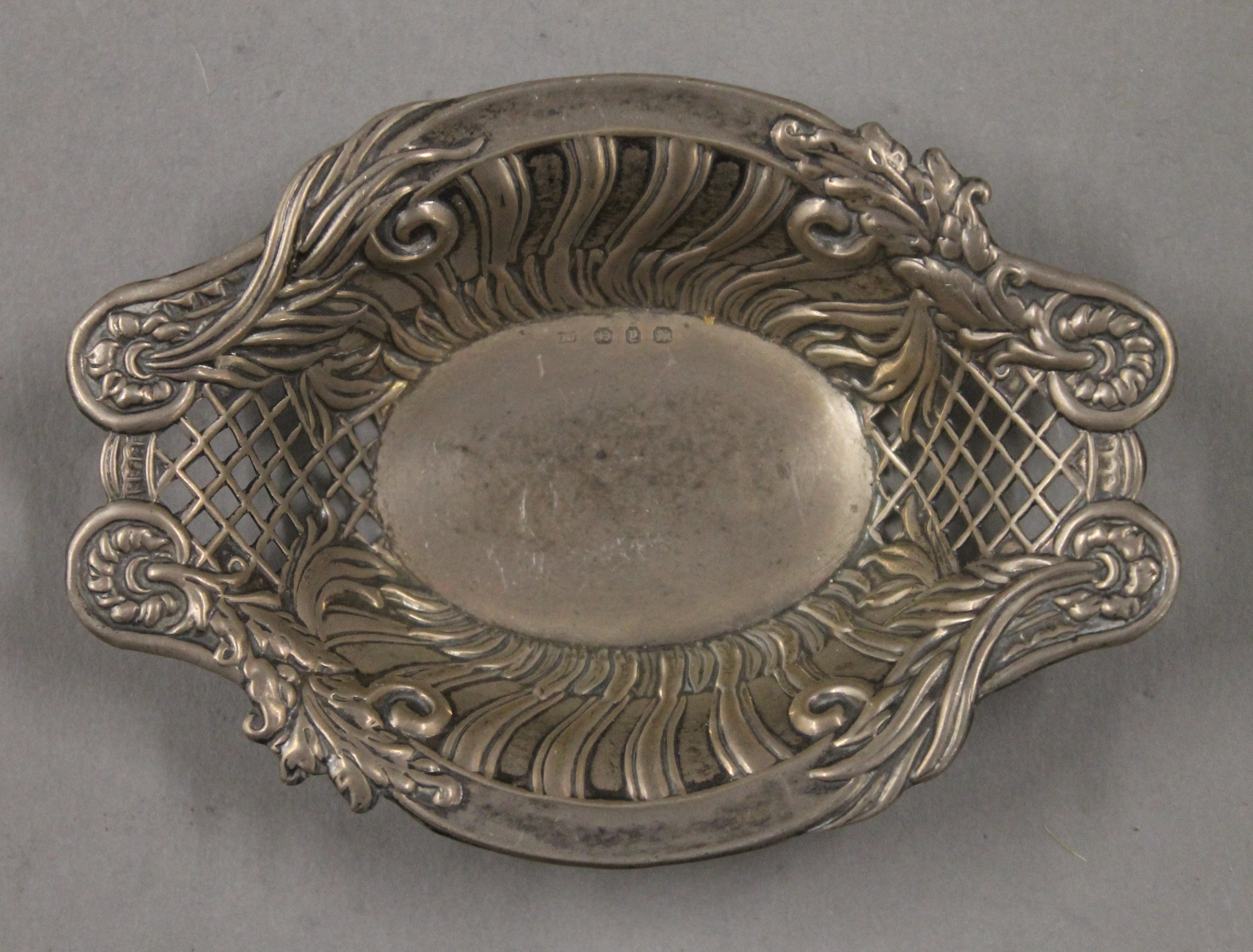 A pair of small silver bon-bon dishes. 12 cm long. 59.8 grammes. - Image 3 of 5