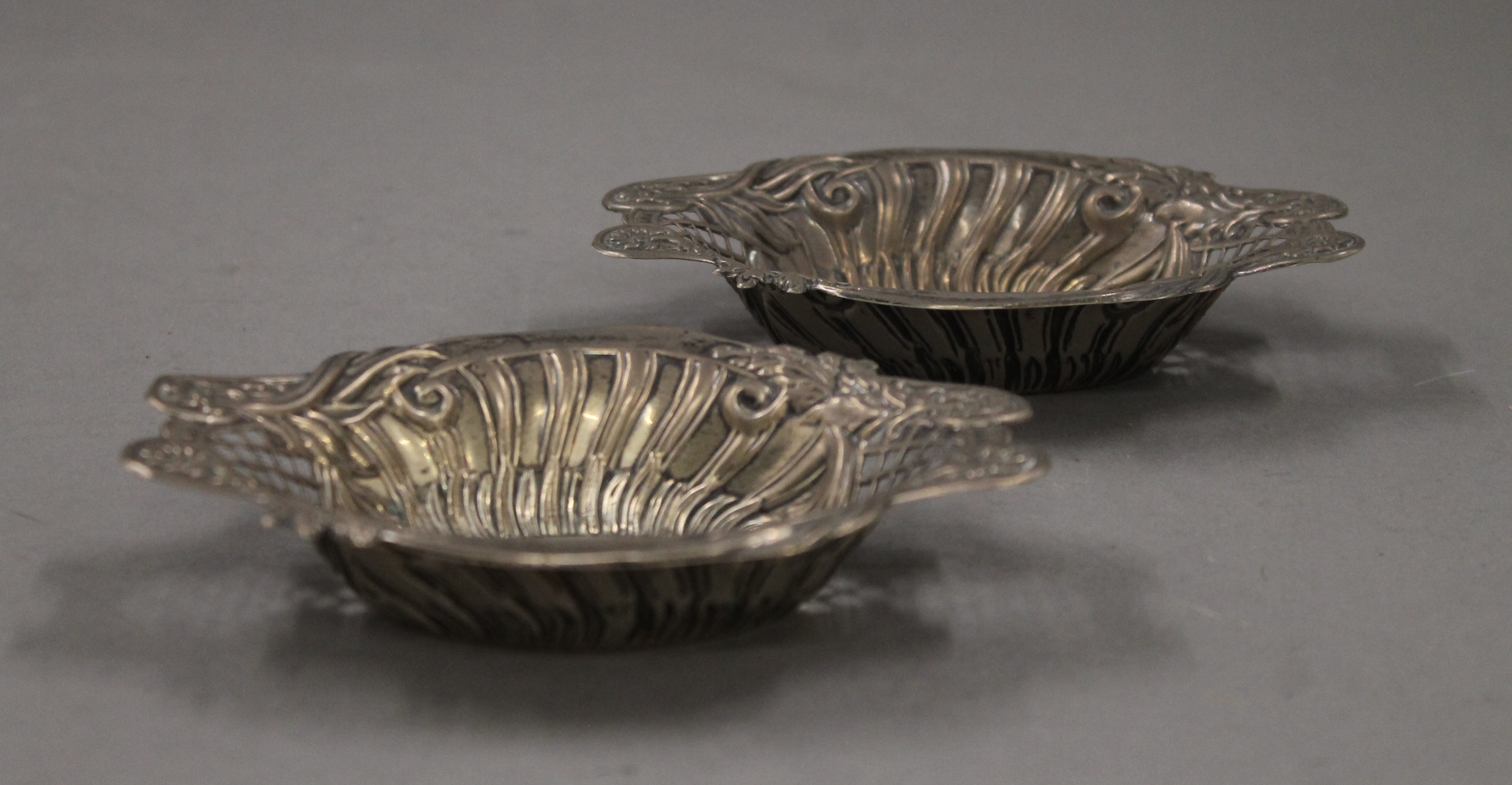 A pair of small silver bon-bon dishes. 12 cm long. 59.8 grammes.