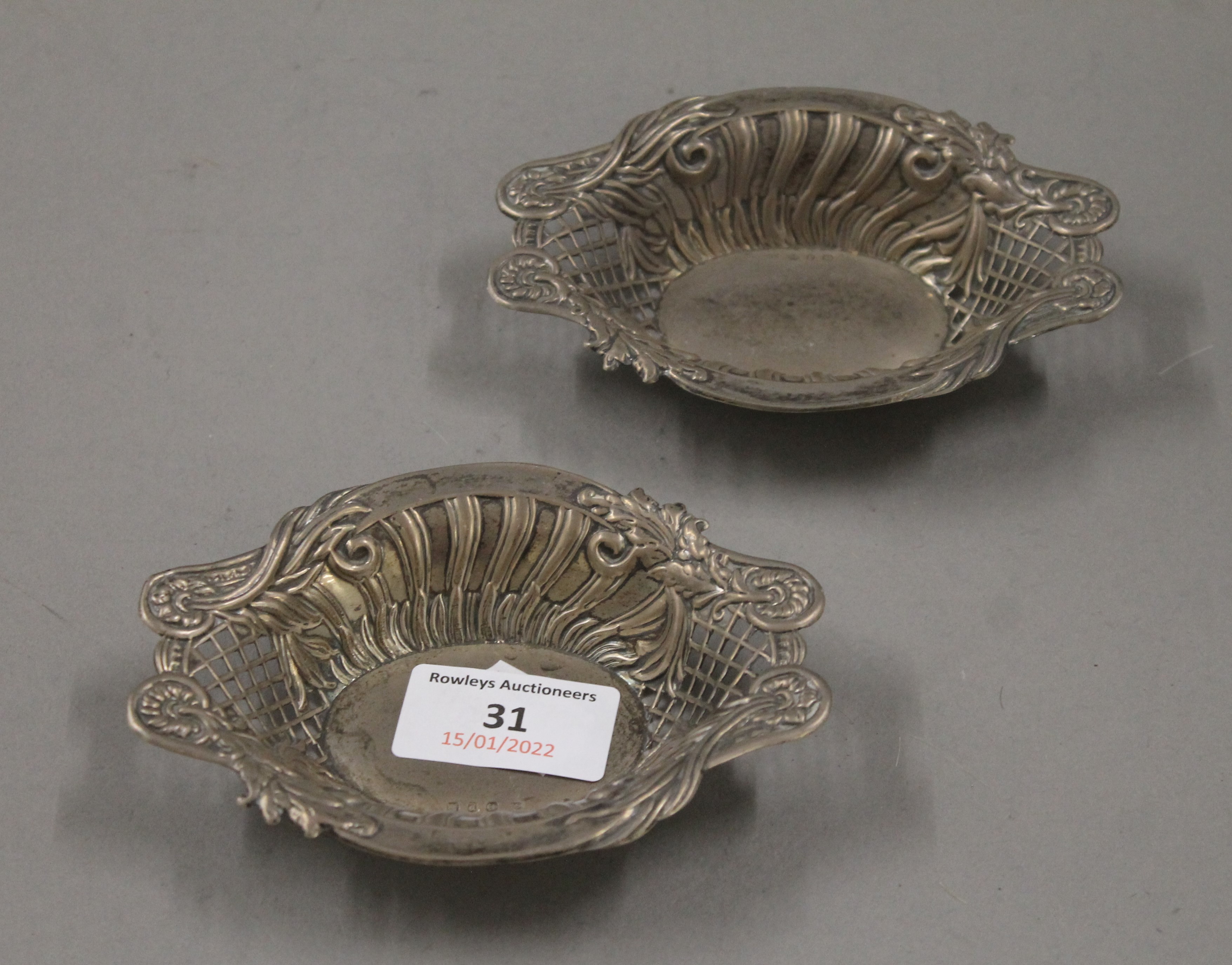 A pair of small silver bon-bon dishes. 12 cm long. 59.8 grammes. - Image 2 of 5