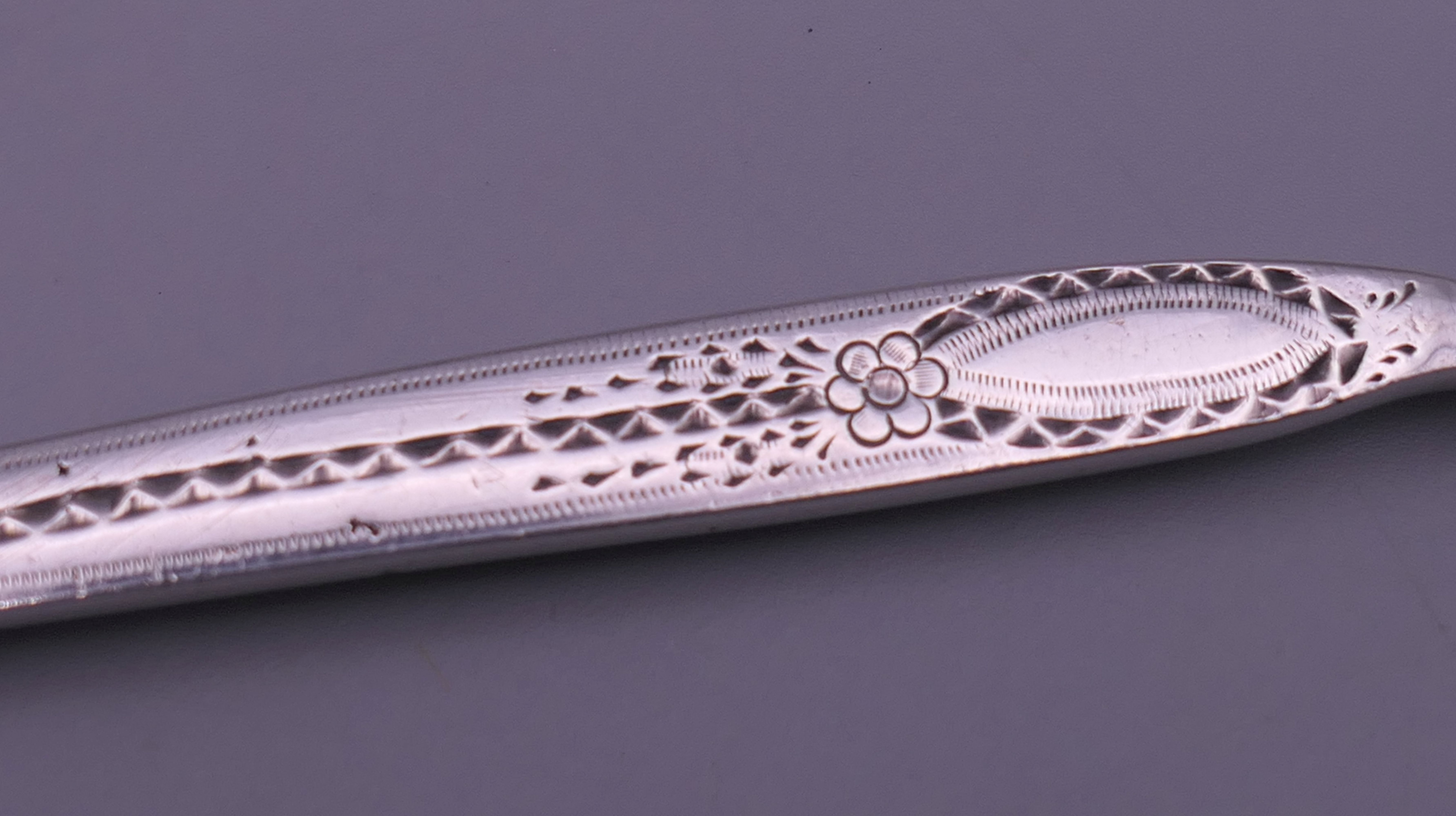 A pair of George III silver asparagus tongs. 25.5 cm long. 146.1 grammes. - Image 3 of 9