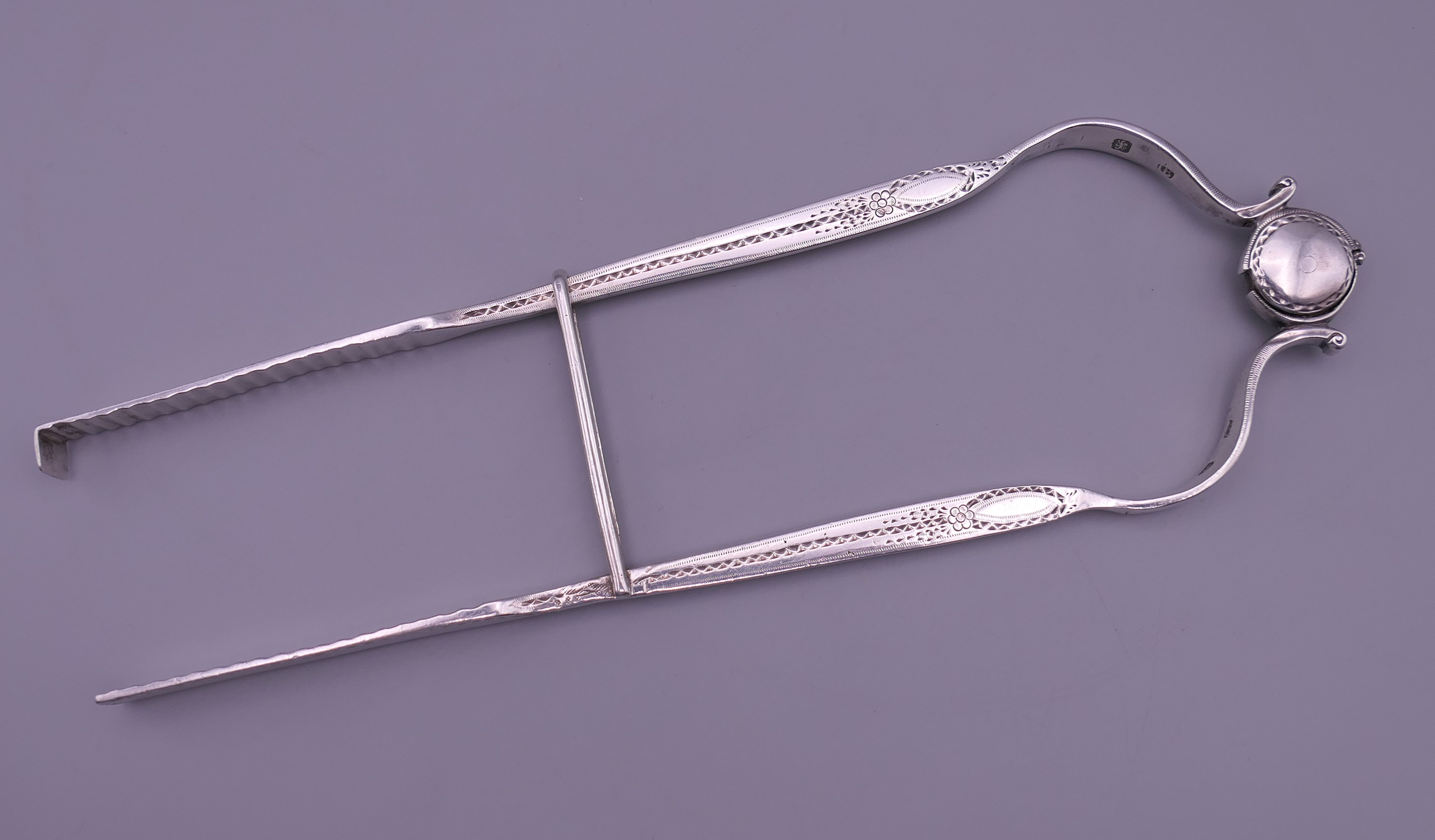 A pair of George III silver asparagus tongs. 25.5 cm long. 146.1 grammes. - Image 2 of 9