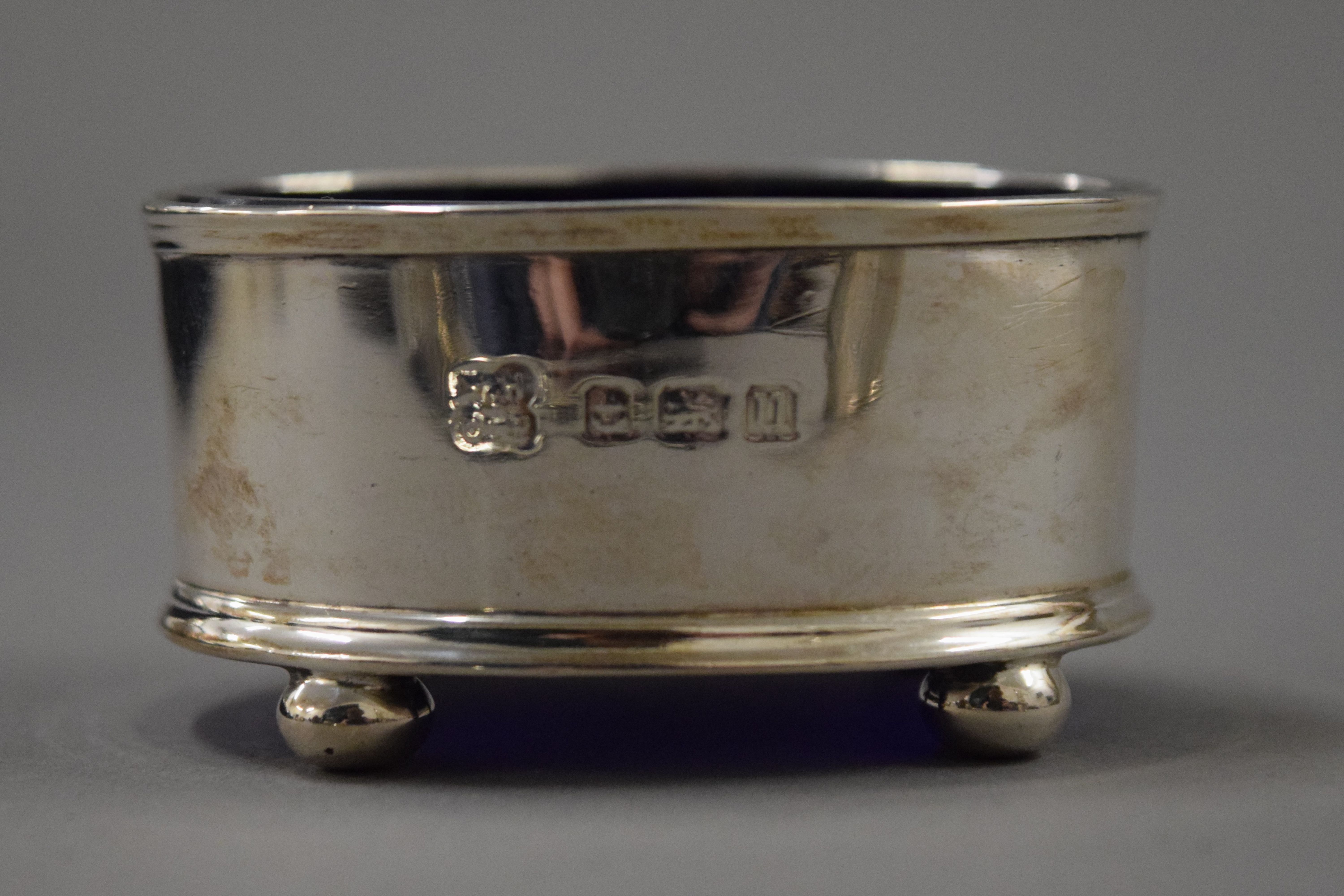A cased silver cruet set, spoons and a napkin ring. 167.8 grammes. - Image 9 of 20