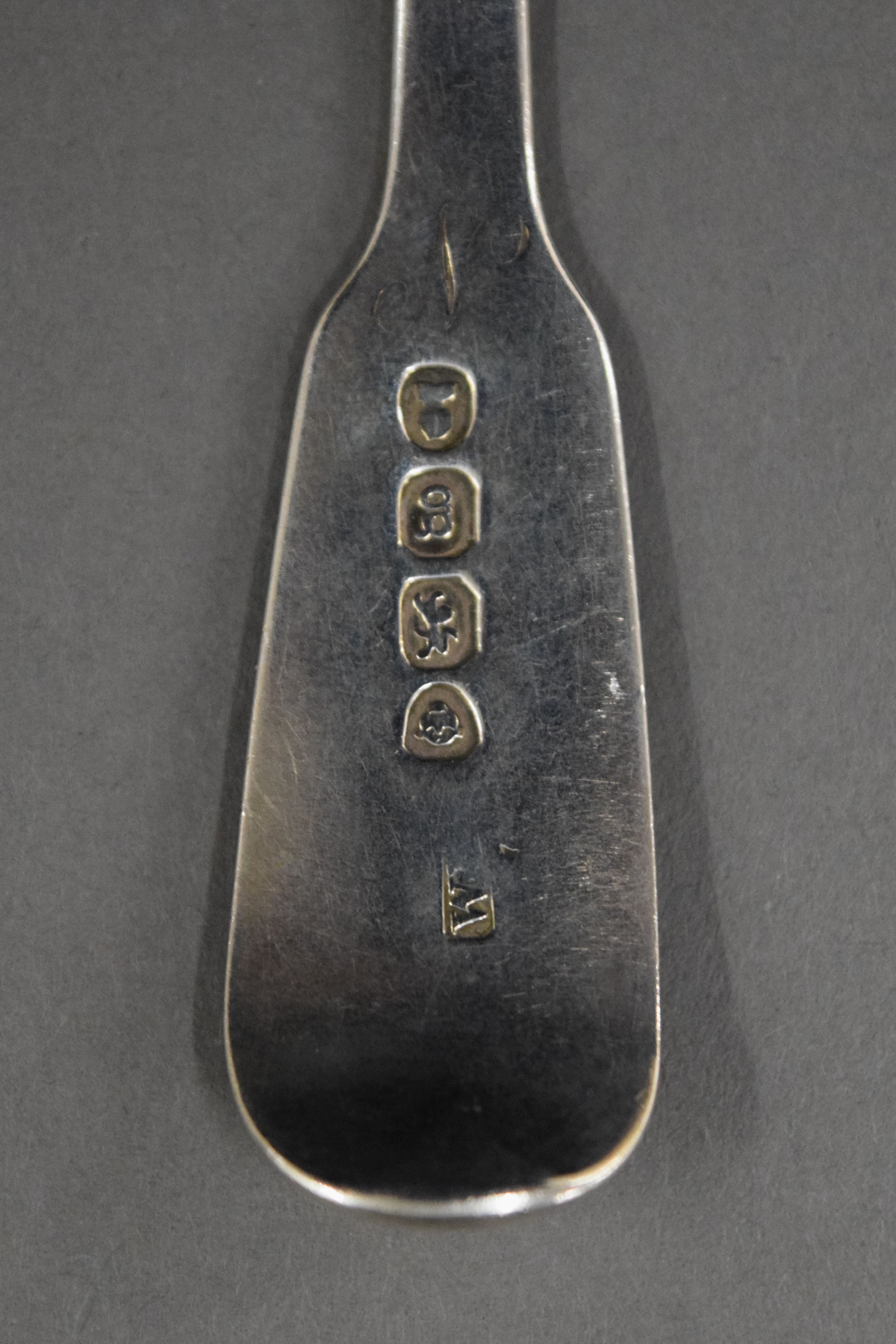A cased silver cruet set, spoons and a napkin ring. 167.8 grammes. - Image 17 of 20