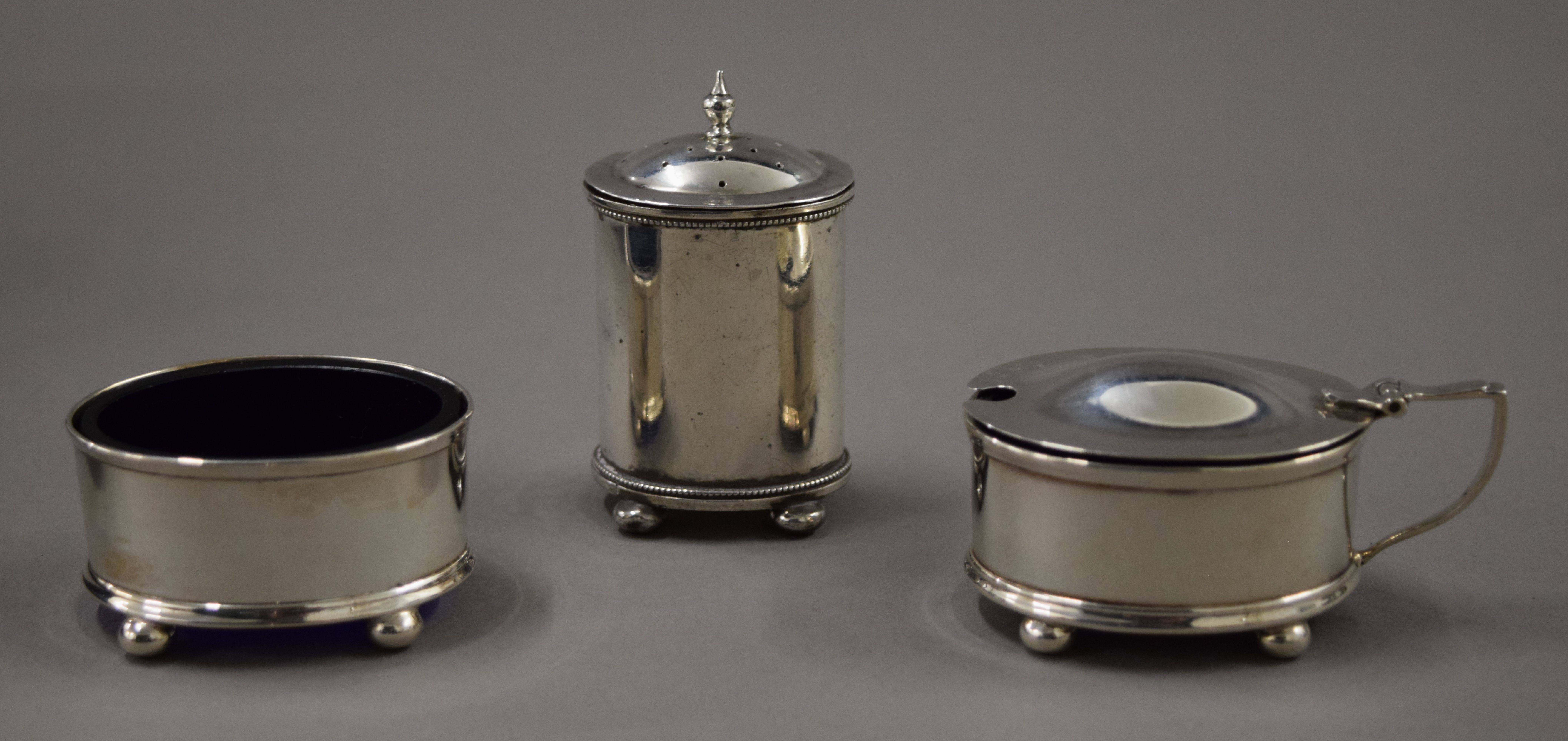 A cased silver cruet set, spoons and a napkin ring. 167.8 grammes. - Image 2 of 20
