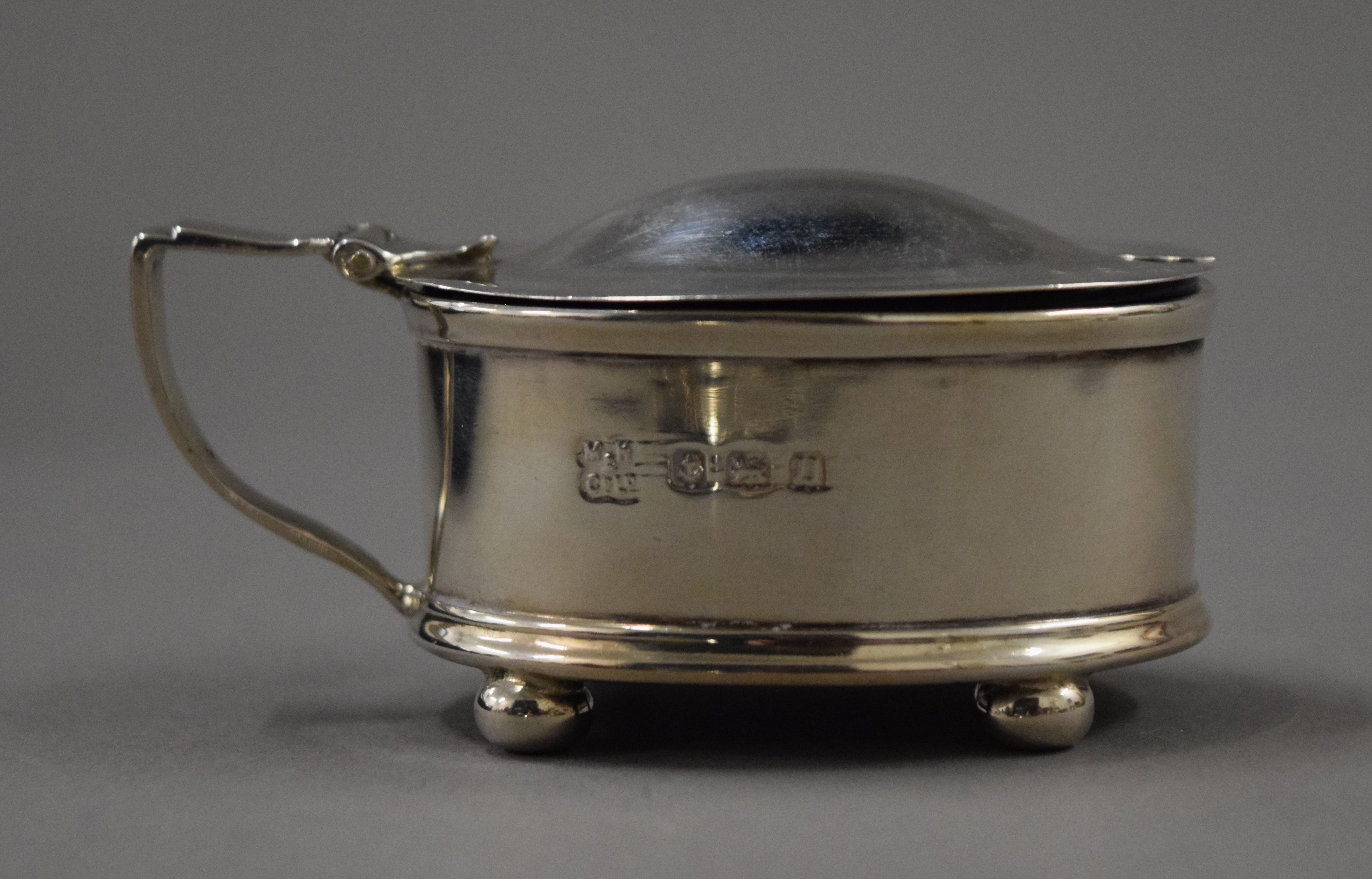 A cased silver cruet set, spoons and a napkin ring. 167.8 grammes. - Image 6 of 20
