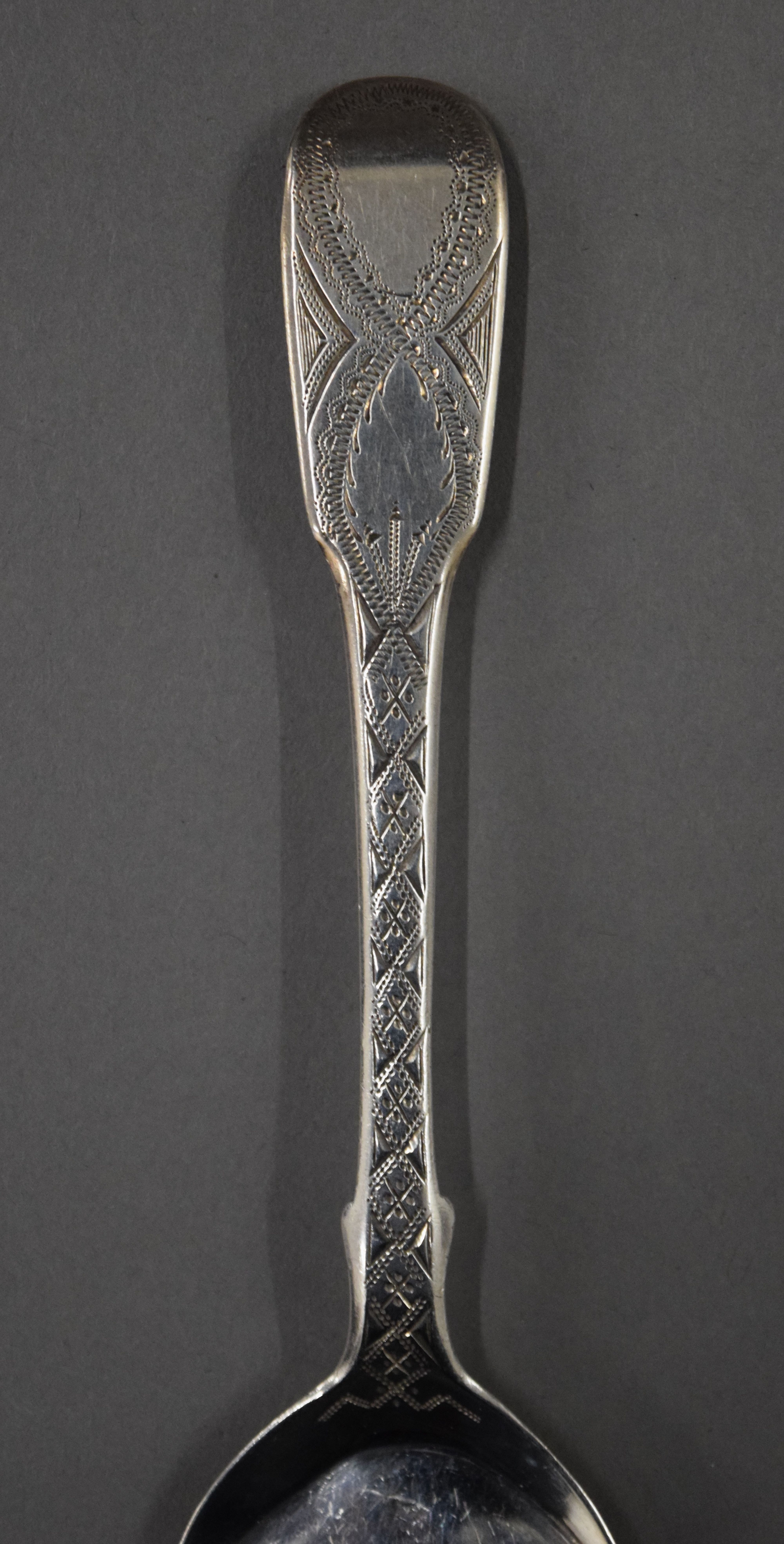 A cased silver cruet set, spoons and a napkin ring. 167.8 grammes. - Image 14 of 20