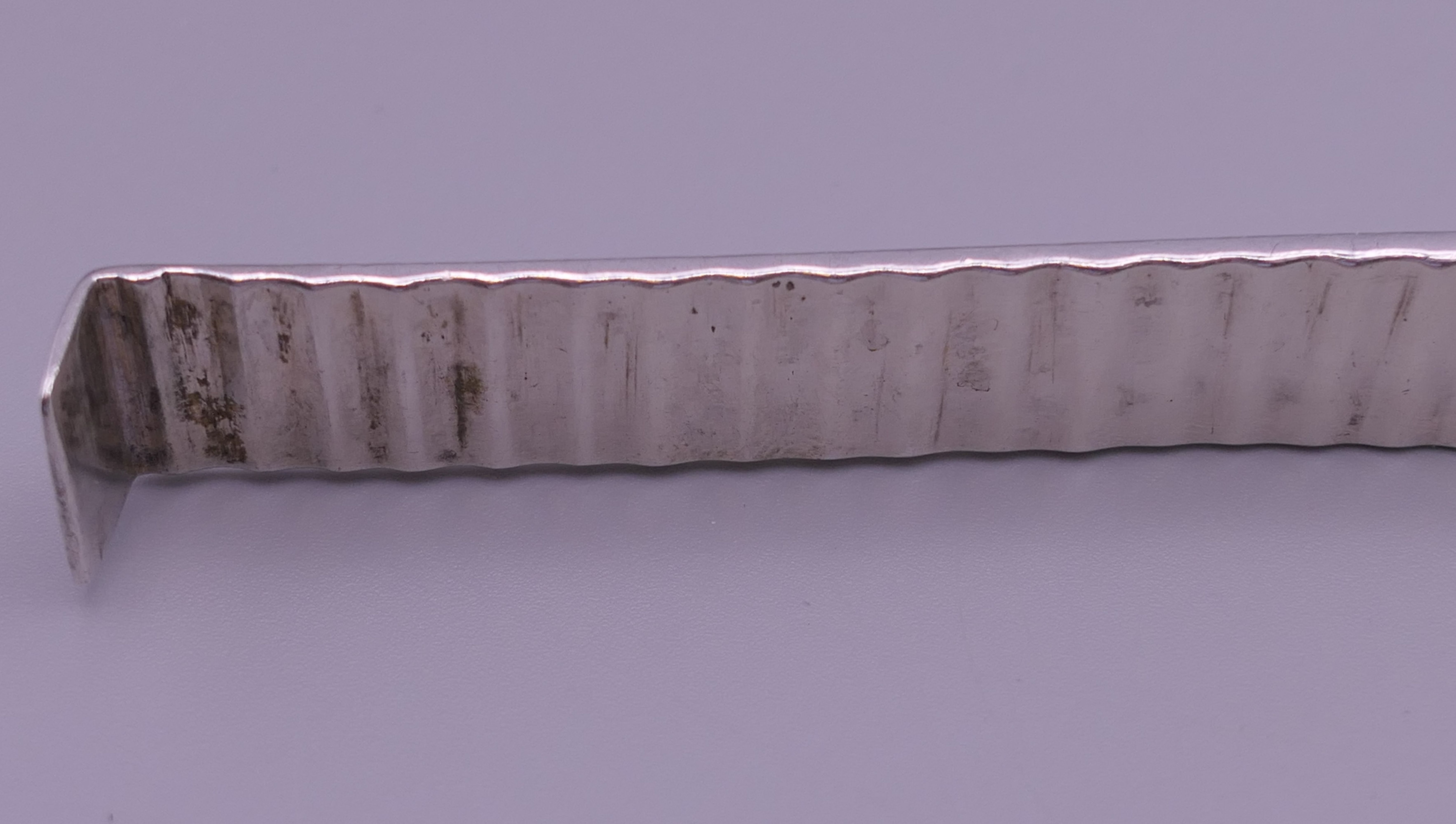 A pair of George III silver asparagus tongs. 25.5 cm long. 146.1 grammes. - Image 9 of 9