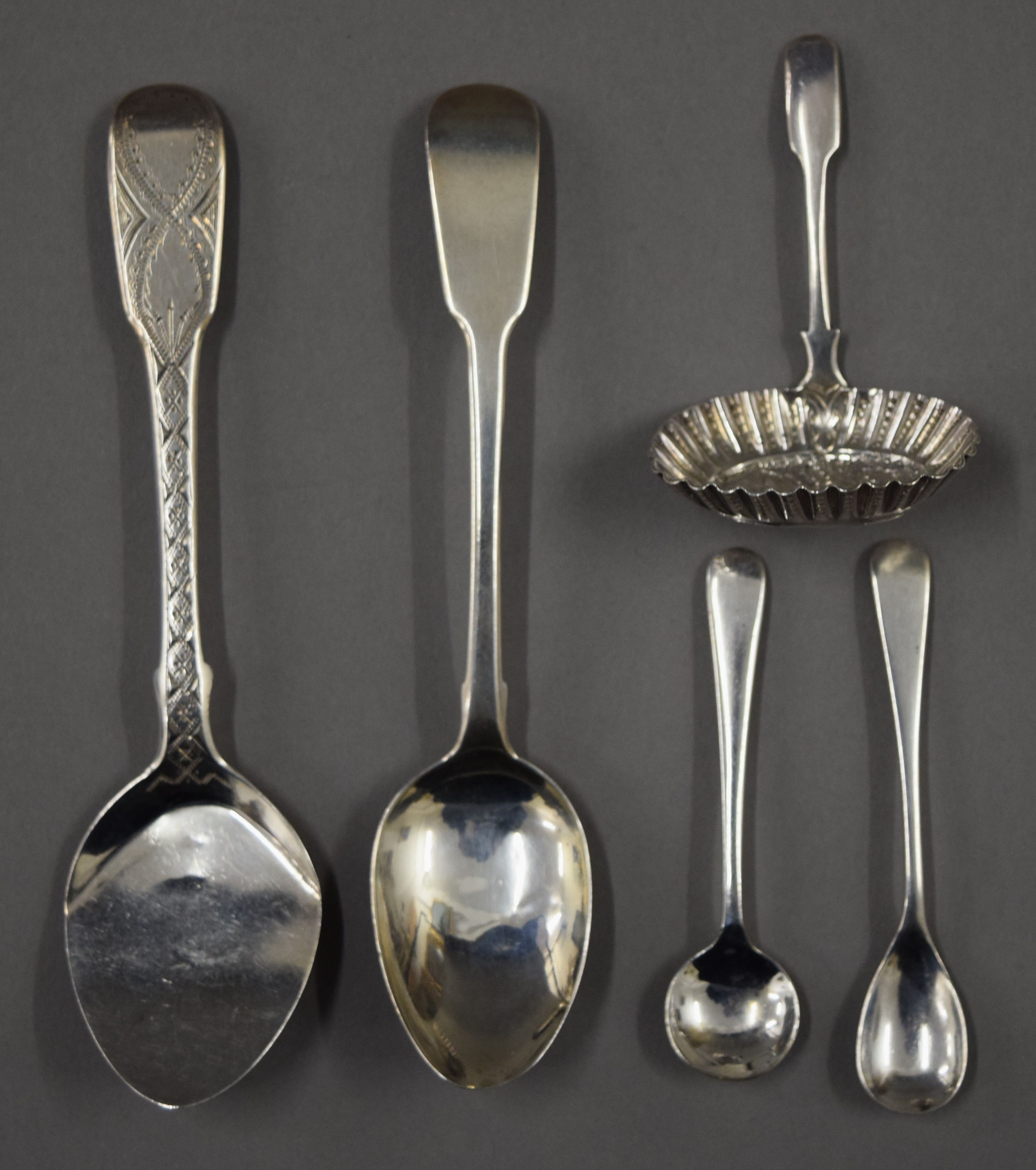 A cased silver cruet set, spoons and a napkin ring. 167.8 grammes. - Image 12 of 20