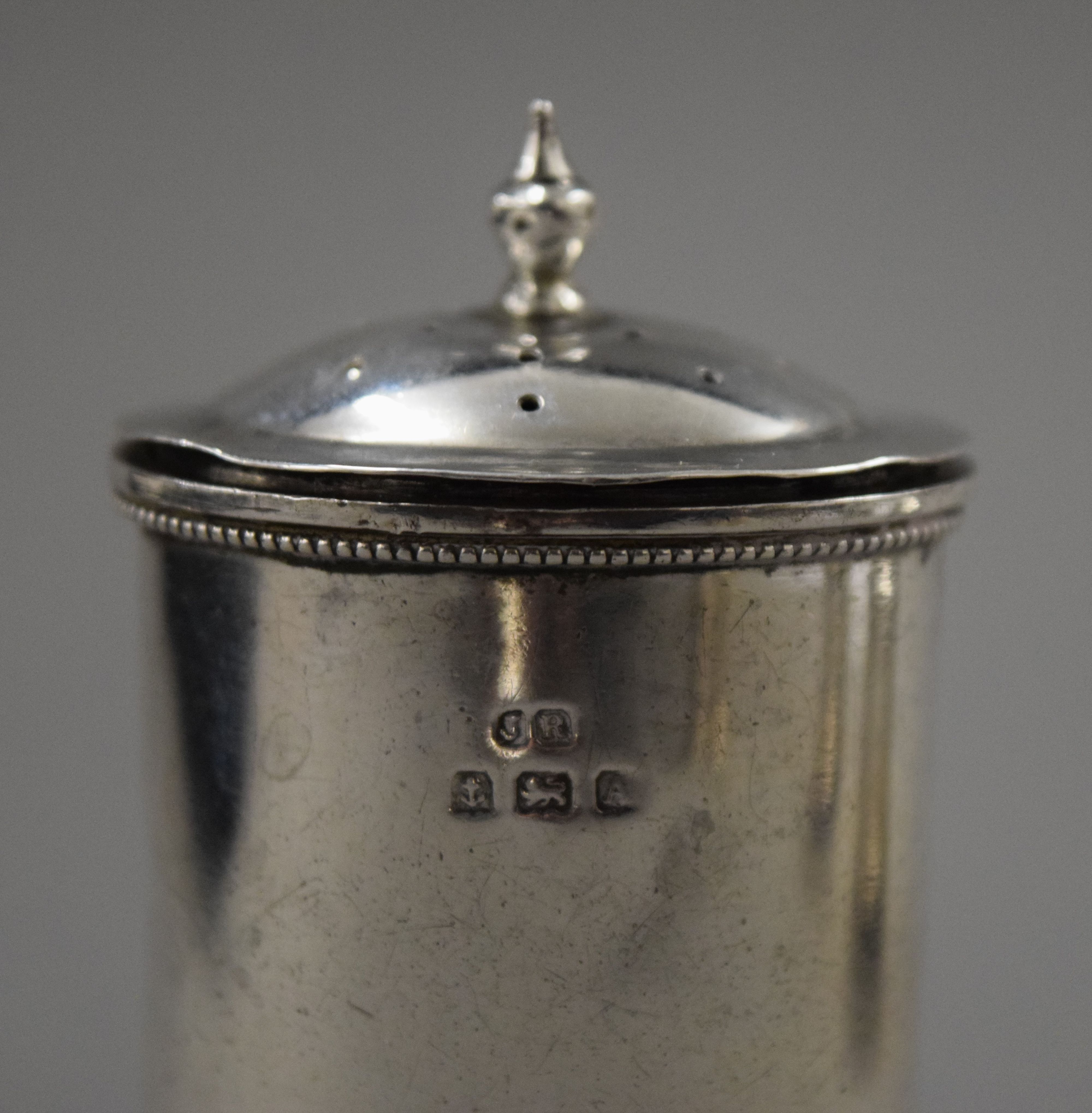 A cased silver cruet set, spoons and a napkin ring. 167.8 grammes. - Image 4 of 20