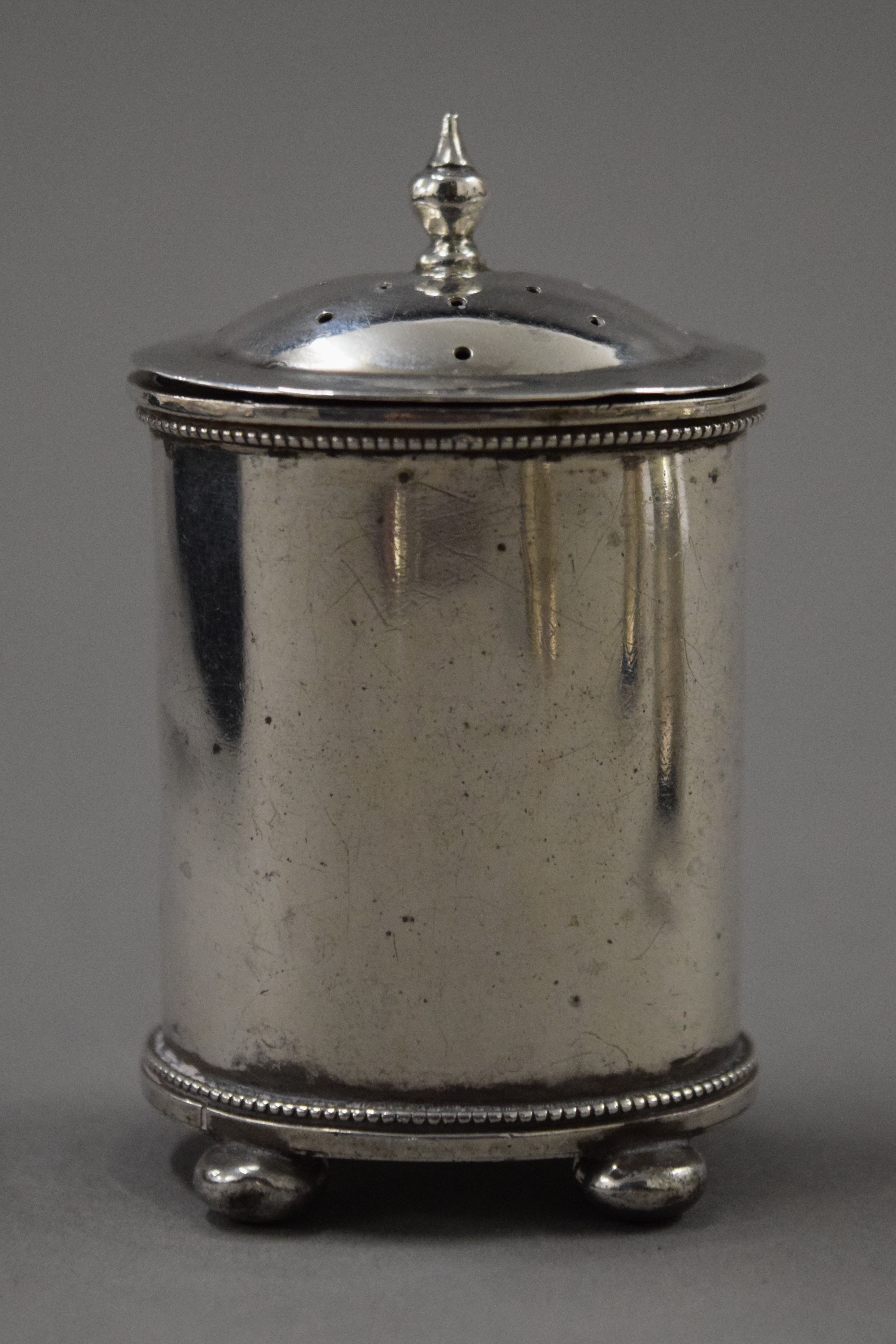 A cased silver cruet set, spoons and a napkin ring. 167.8 grammes. - Image 3 of 20
