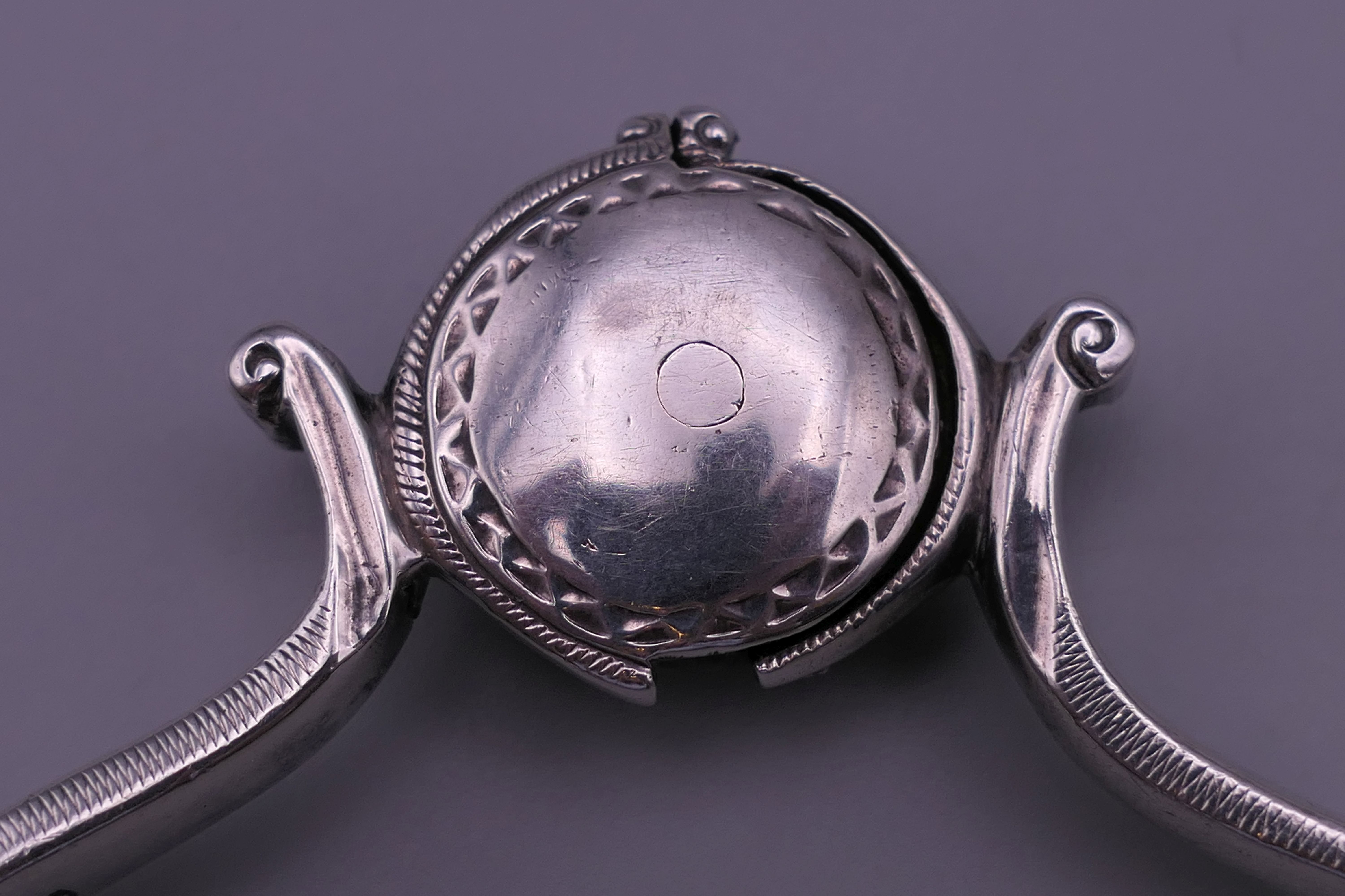A pair of George III silver asparagus tongs. 25.5 cm long. 146.1 grammes. - Image 7 of 9