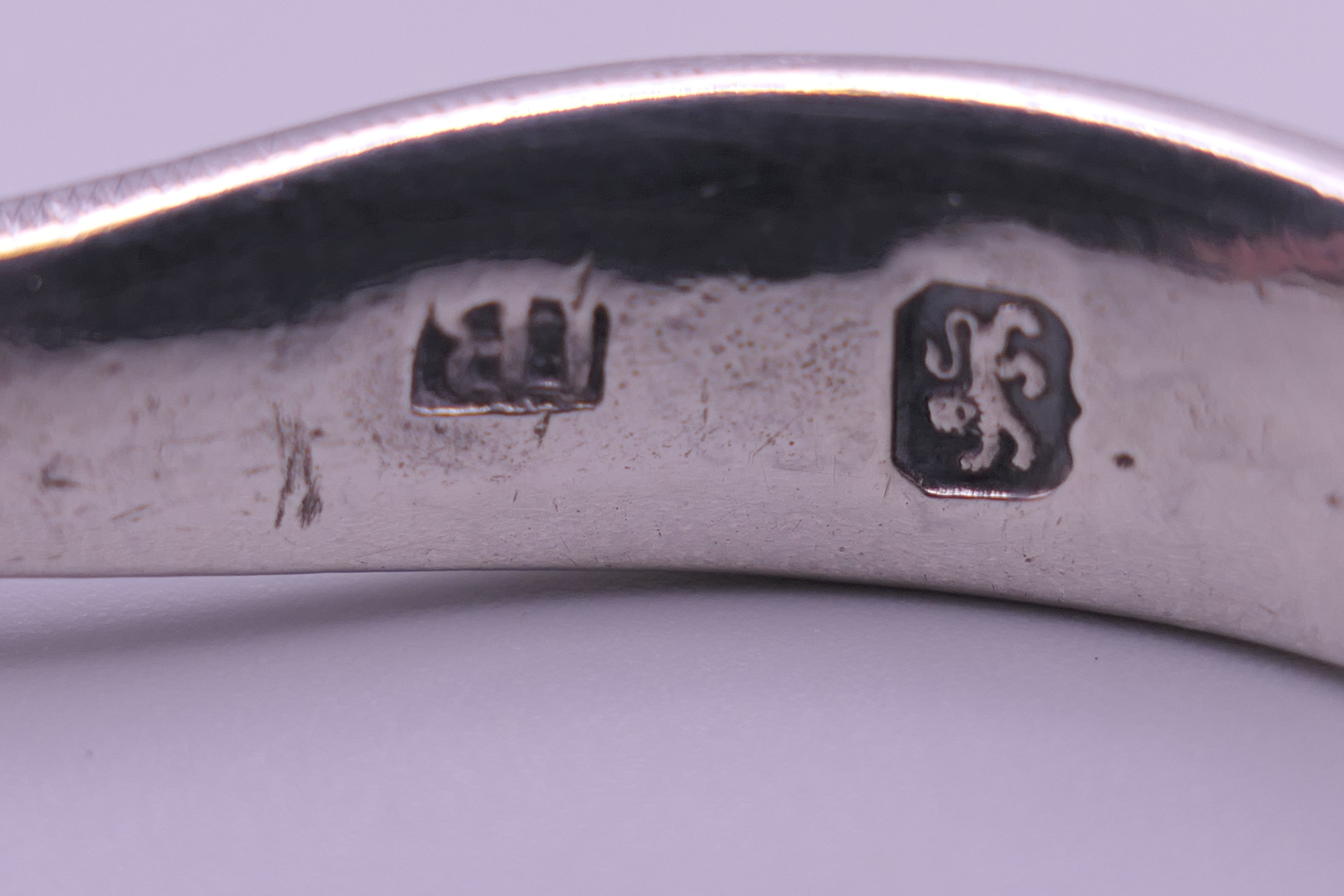 A pair of George III silver asparagus tongs. 25.5 cm long. 146.1 grammes. - Image 6 of 9