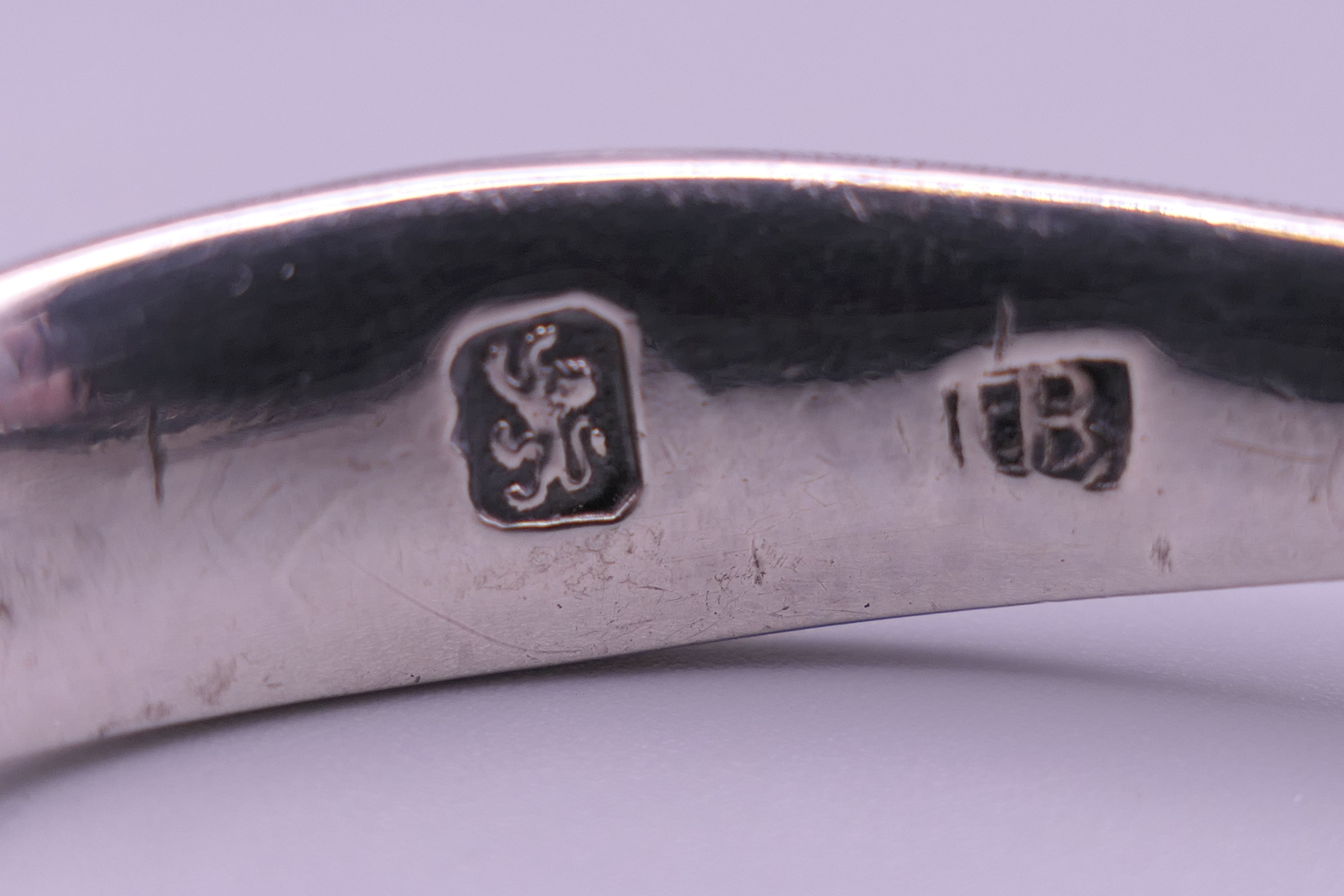 A pair of George III silver asparagus tongs. 25.5 cm long. 146.1 grammes. - Image 5 of 9