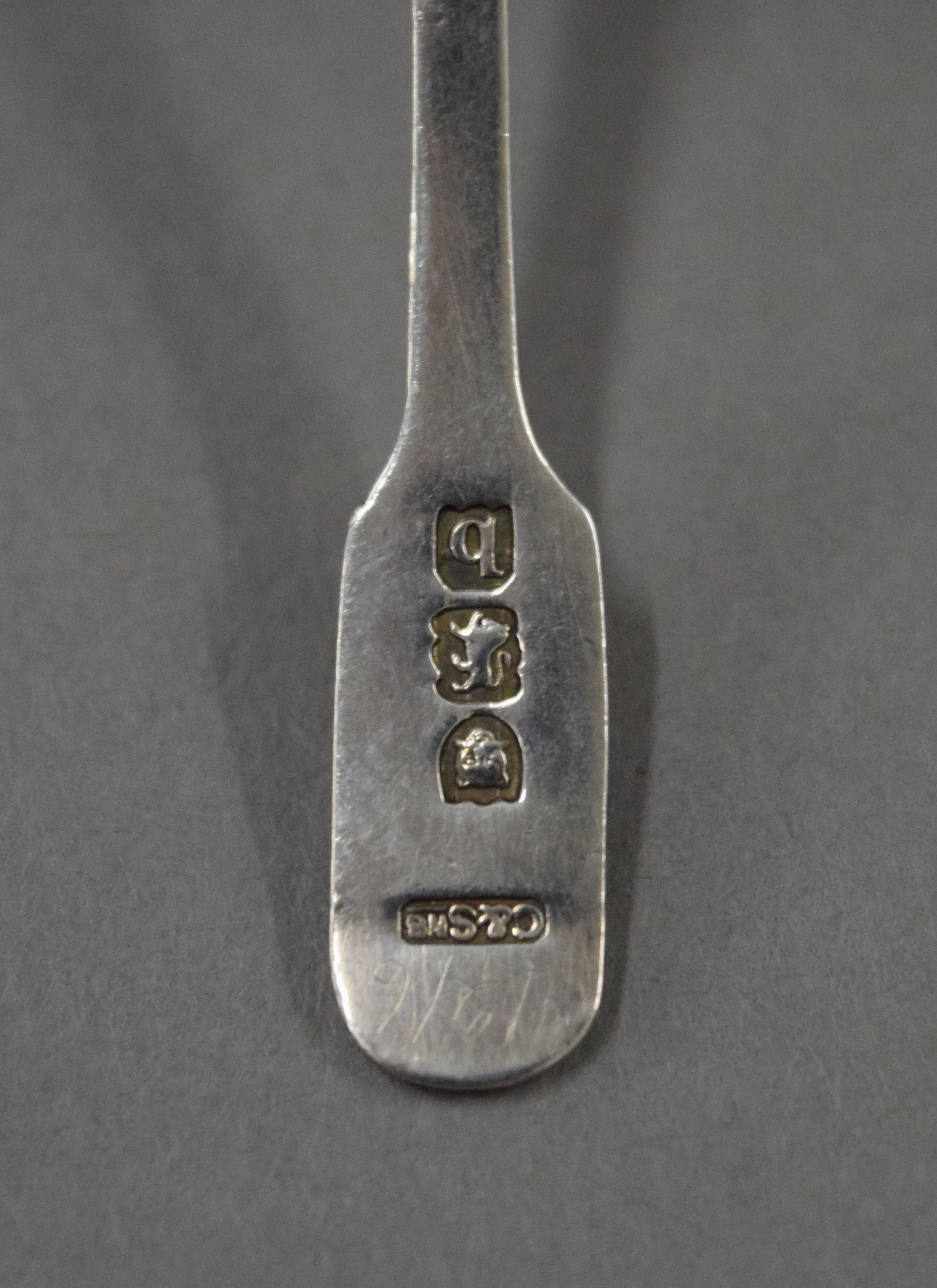 A cased silver cruet set, spoons and a napkin ring. 167.8 grammes. - Image 19 of 20