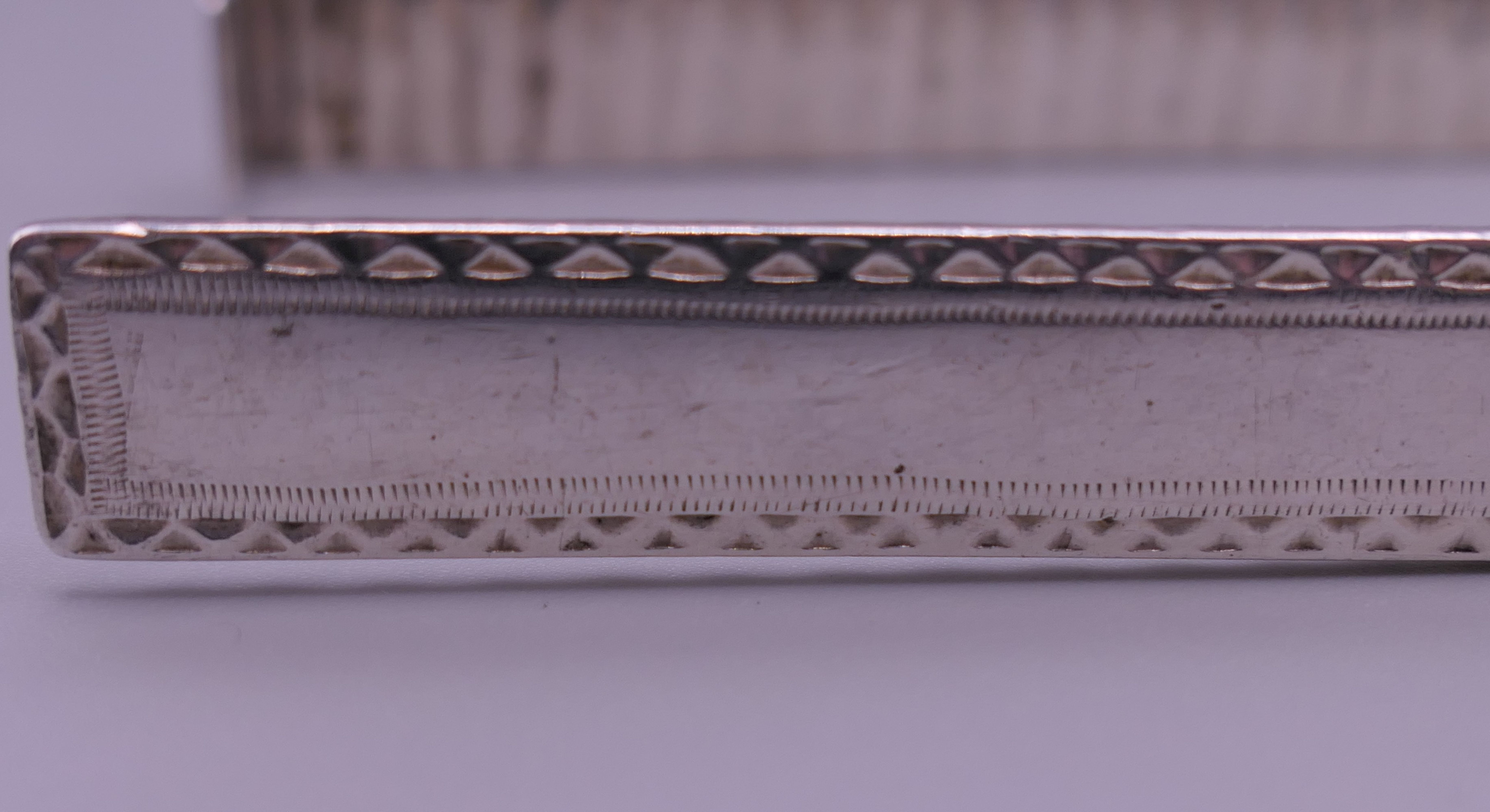 A pair of George III silver asparagus tongs. 25.5 cm long. 146.1 grammes. - Image 4 of 9