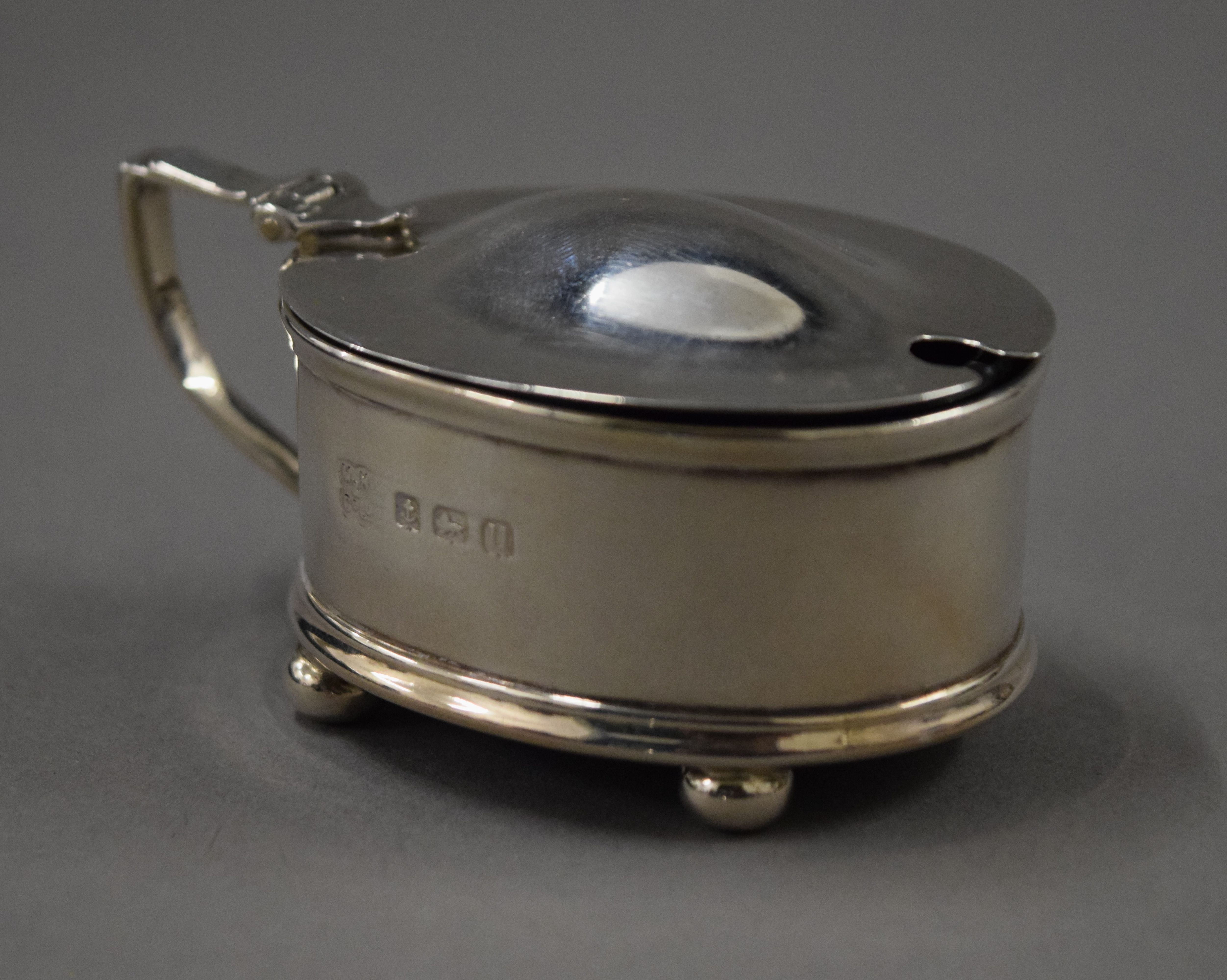 A cased silver cruet set, spoons and a napkin ring. 167.8 grammes. - Image 5 of 20