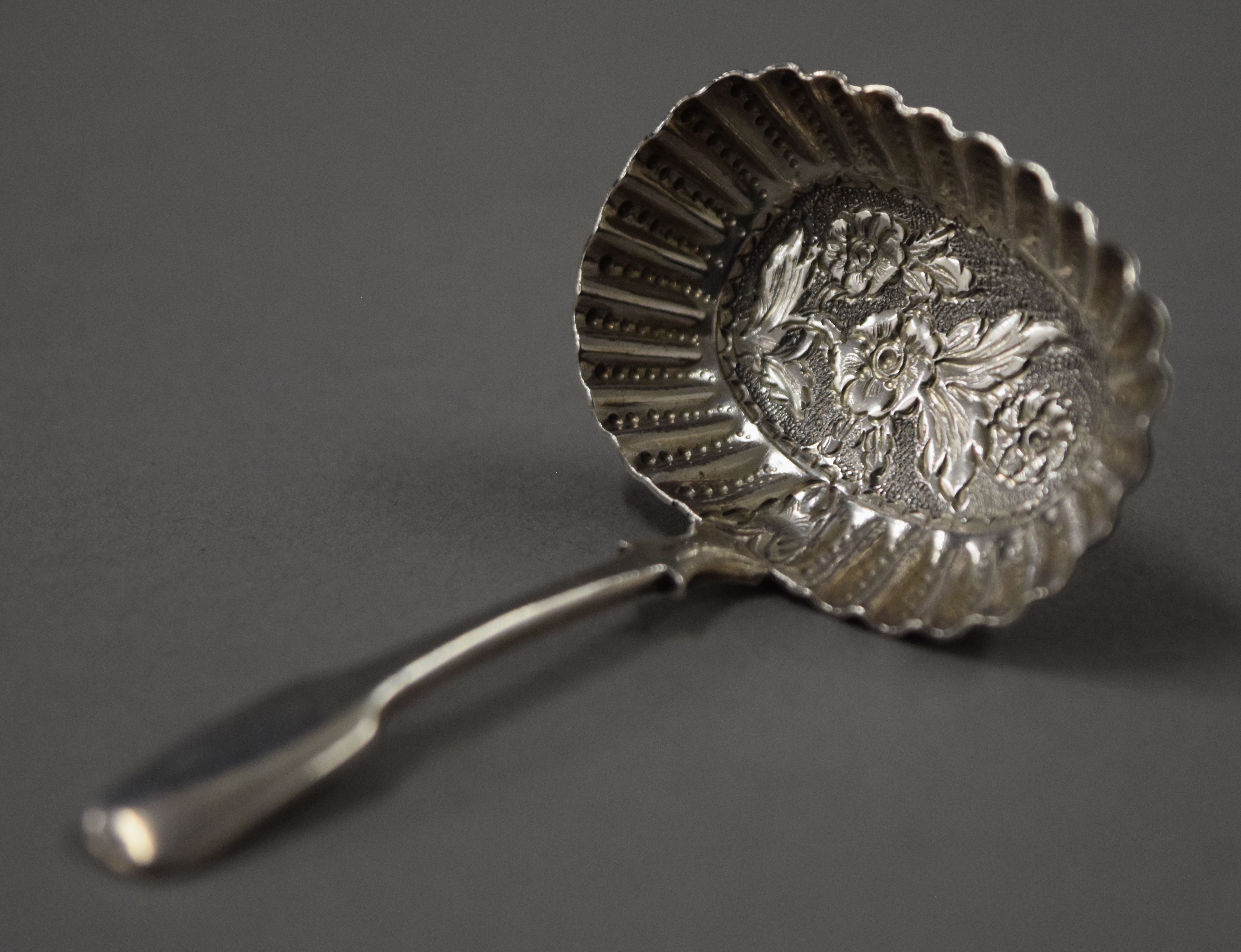 A cased silver cruet set, spoons and a napkin ring. 167.8 grammes. - Image 18 of 20