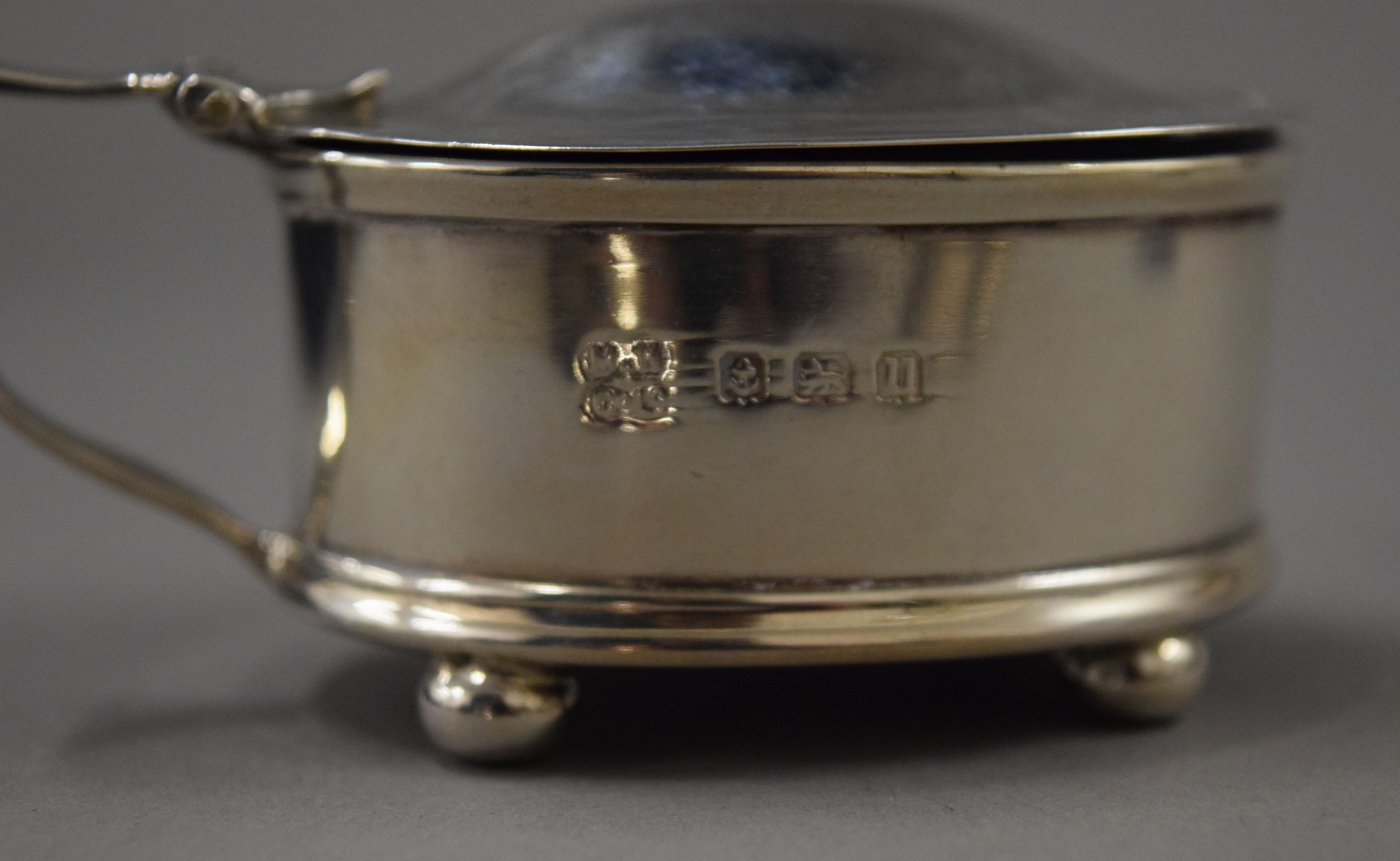 A cased silver cruet set, spoons and a napkin ring. 167.8 grammes. - Image 7 of 20