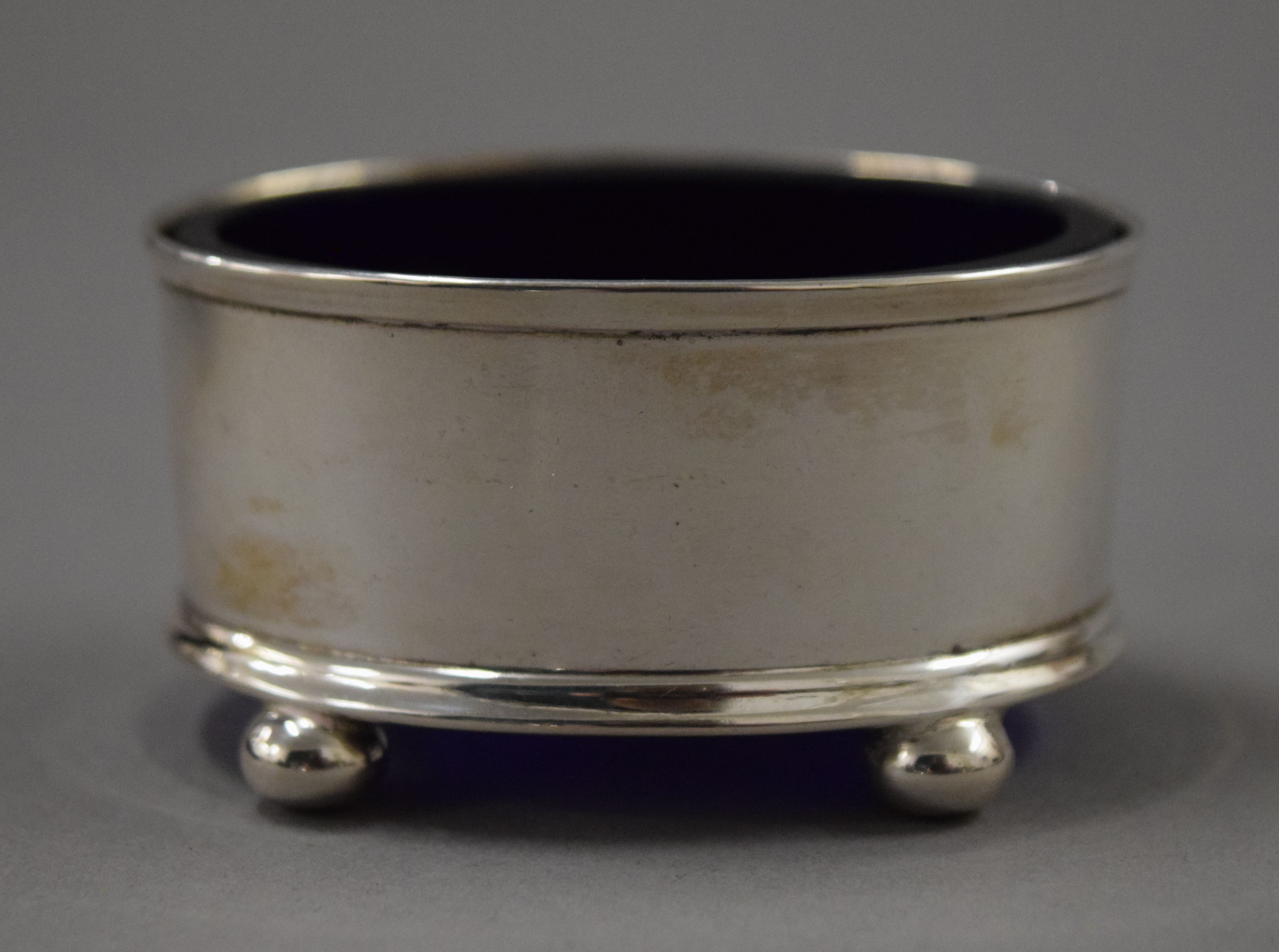 A cased silver cruet set, spoons and a napkin ring. 167.8 grammes. - Image 8 of 20
