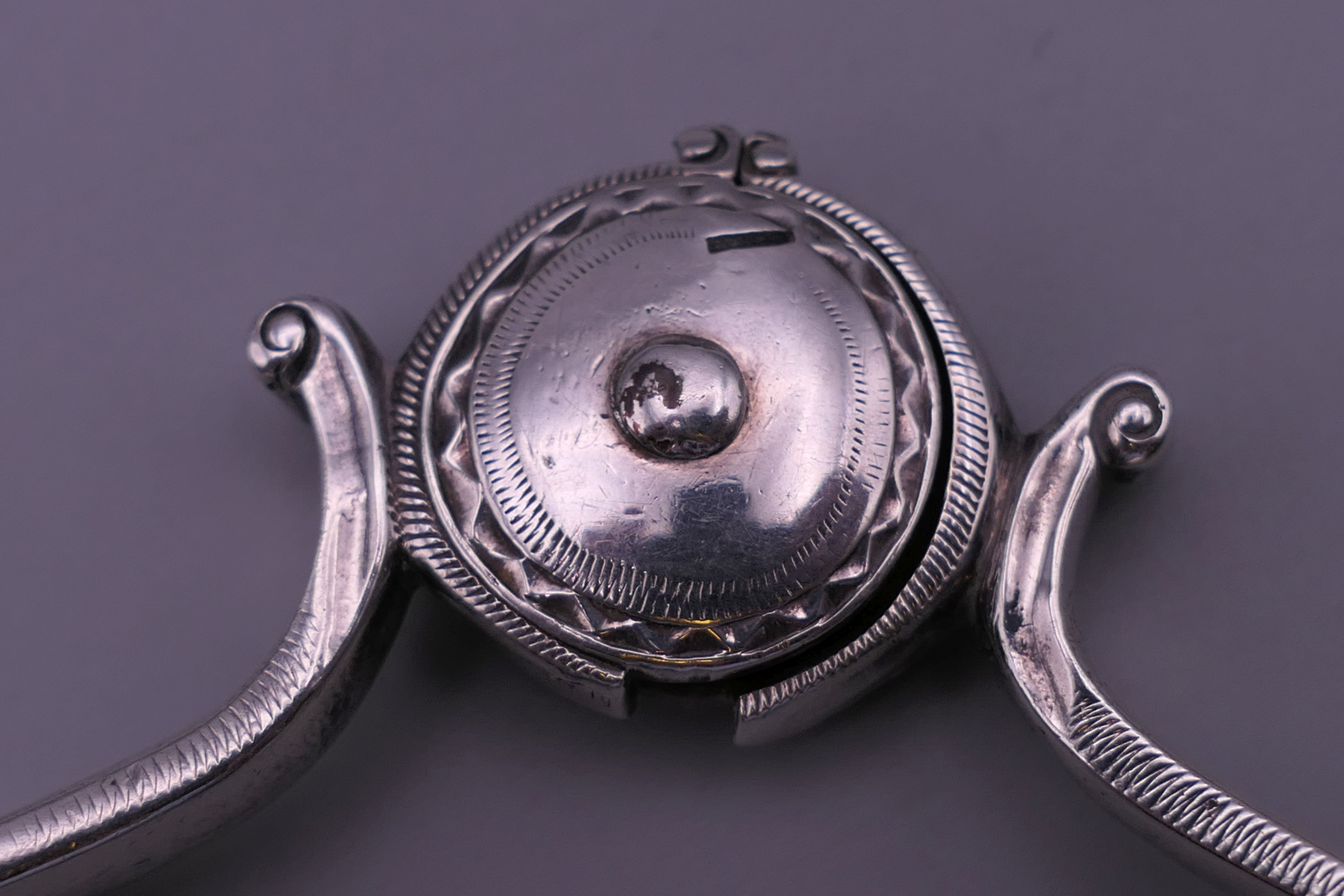A pair of George III silver asparagus tongs. 25.5 cm long. 146.1 grammes. - Image 8 of 9