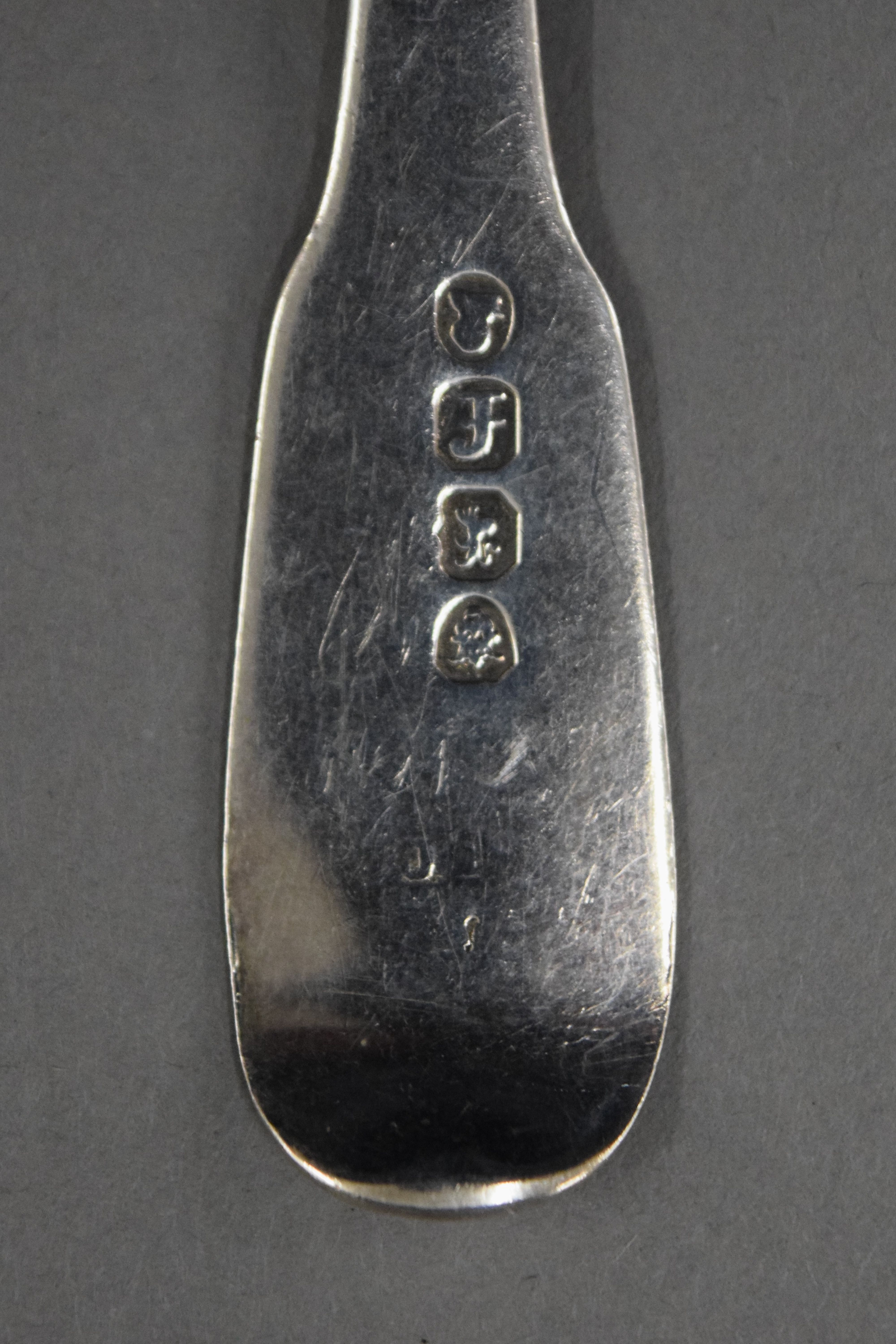 A cased silver cruet set, spoons and a napkin ring. 167.8 grammes. - Image 15 of 20