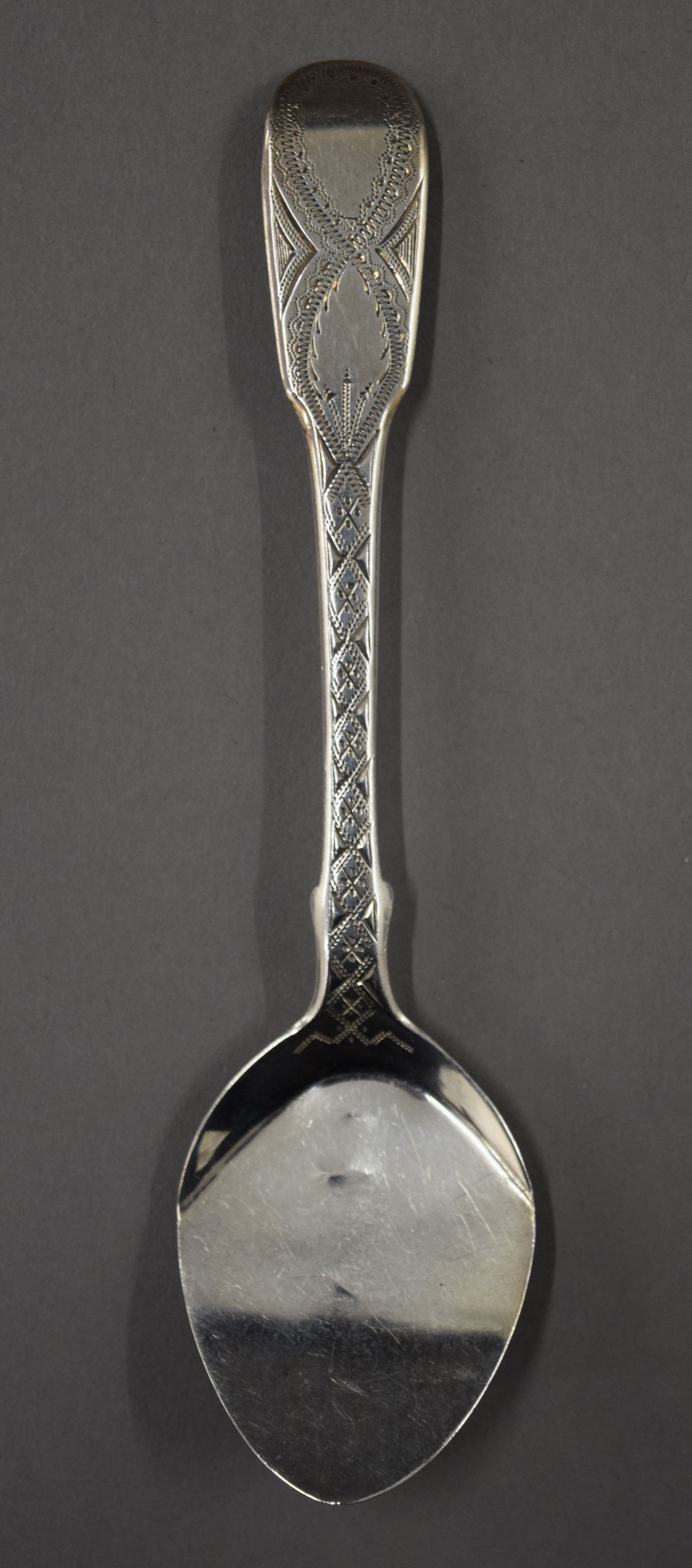 A cased silver cruet set, spoons and a napkin ring. 167.8 grammes. - Image 13 of 20