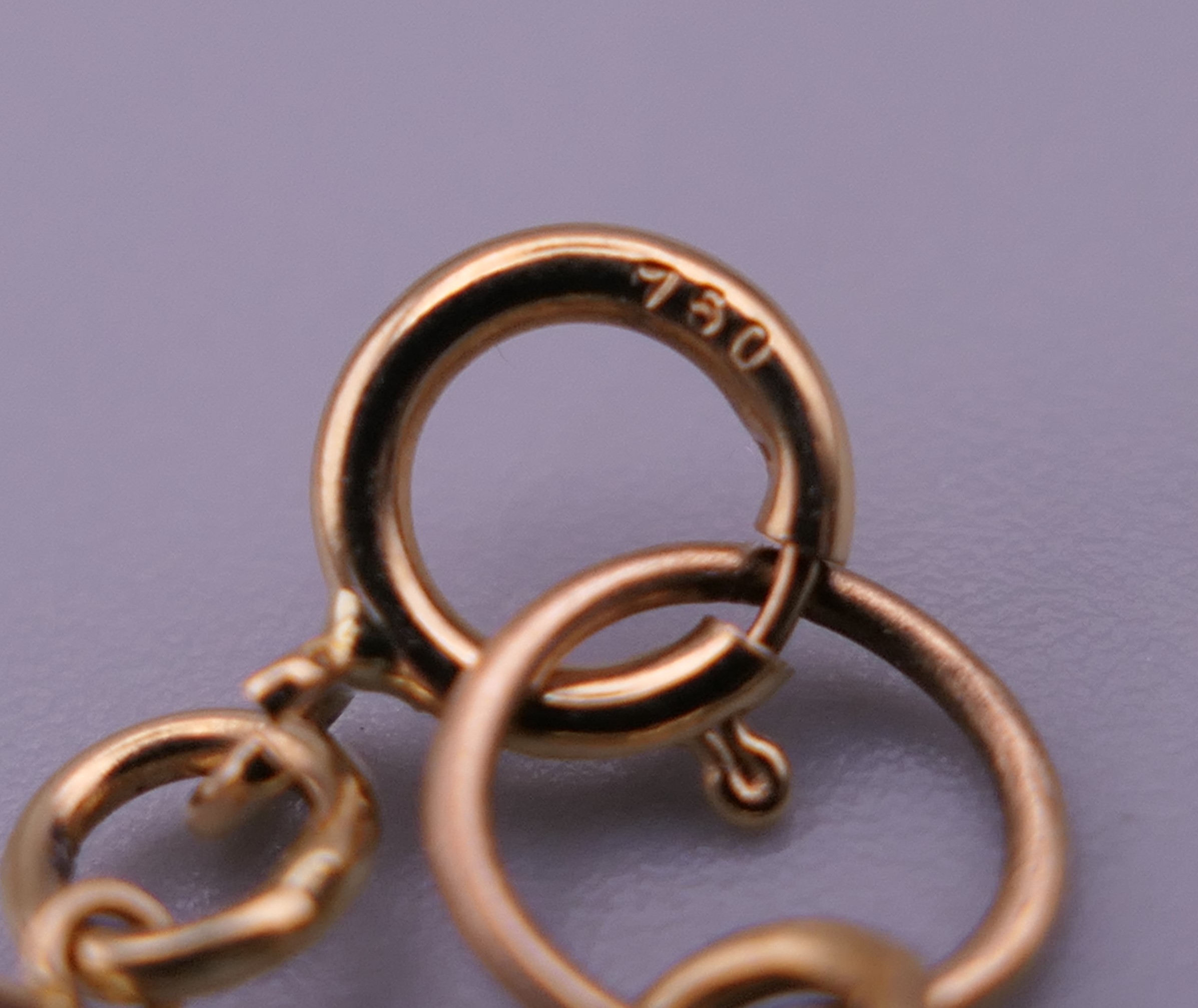 An 18 ct gold mutli-gem set bracelet. 16 cm long. 3.9 grammes total weight. - Image 3 of 4