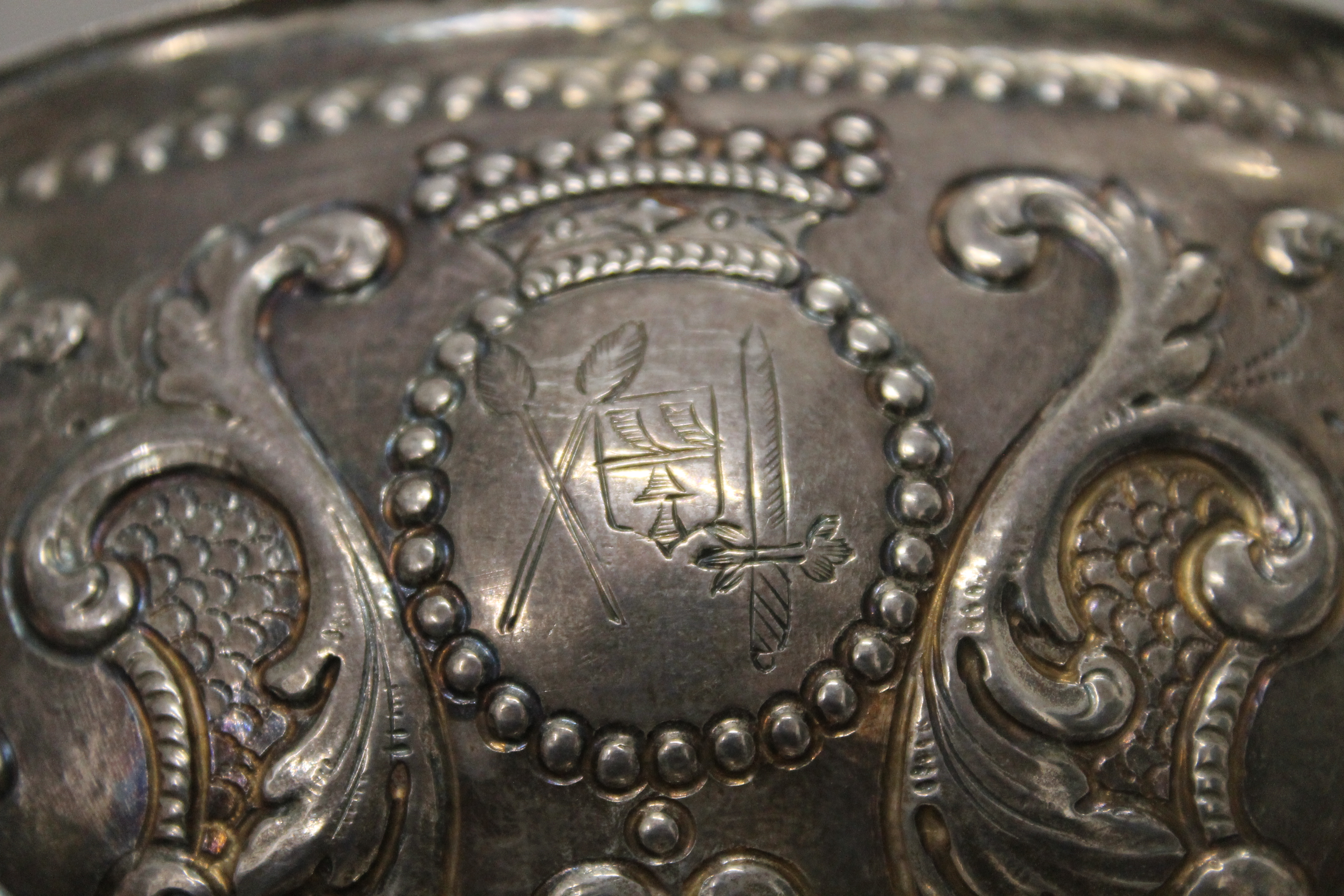 A Dutch silver porringer. 23.5 cm wide. 256 grammes. - Image 5 of 6