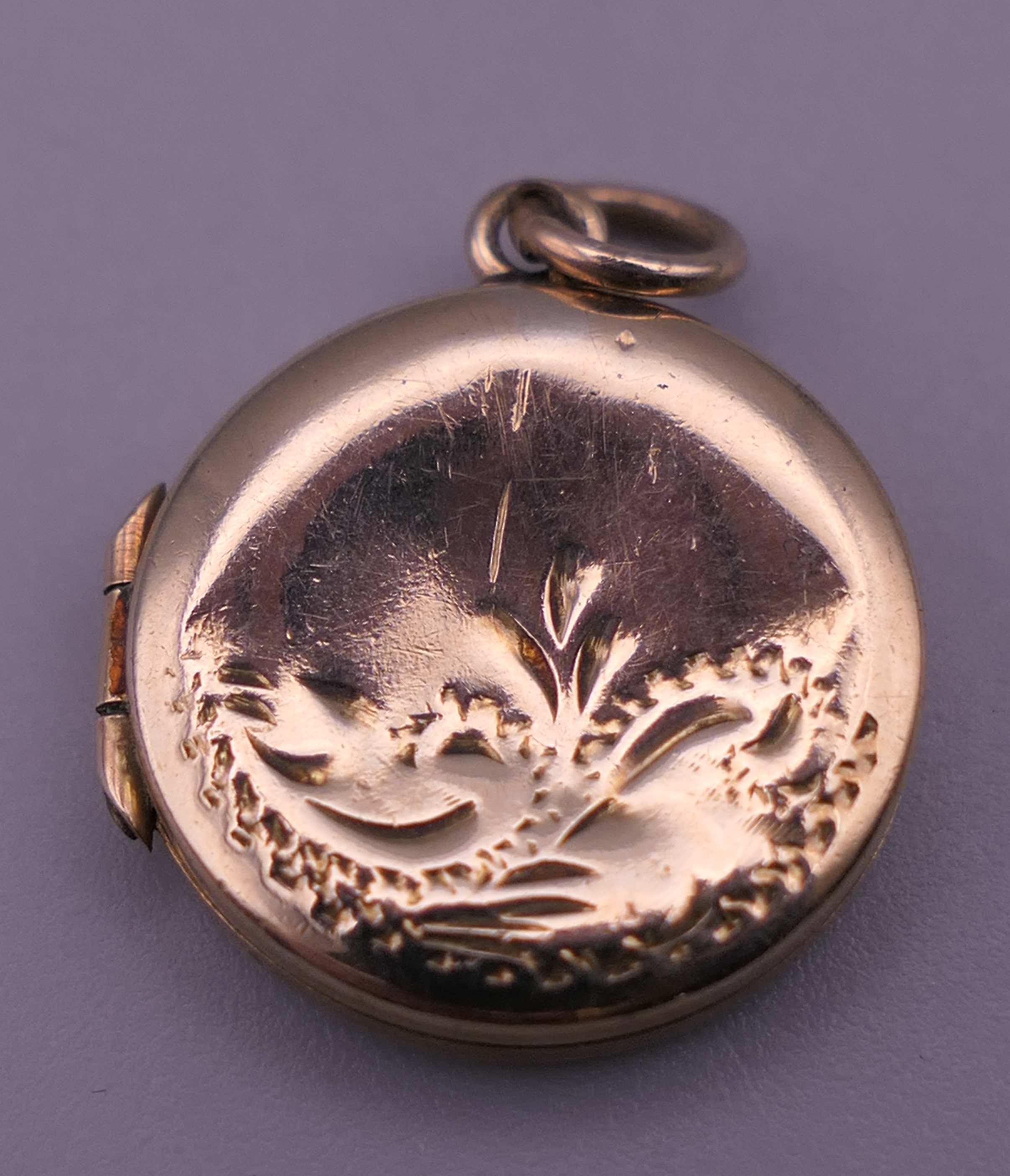 Three rings (one Swarovski), a cross pendant, a locket and another pendant. - Image 9 of 16