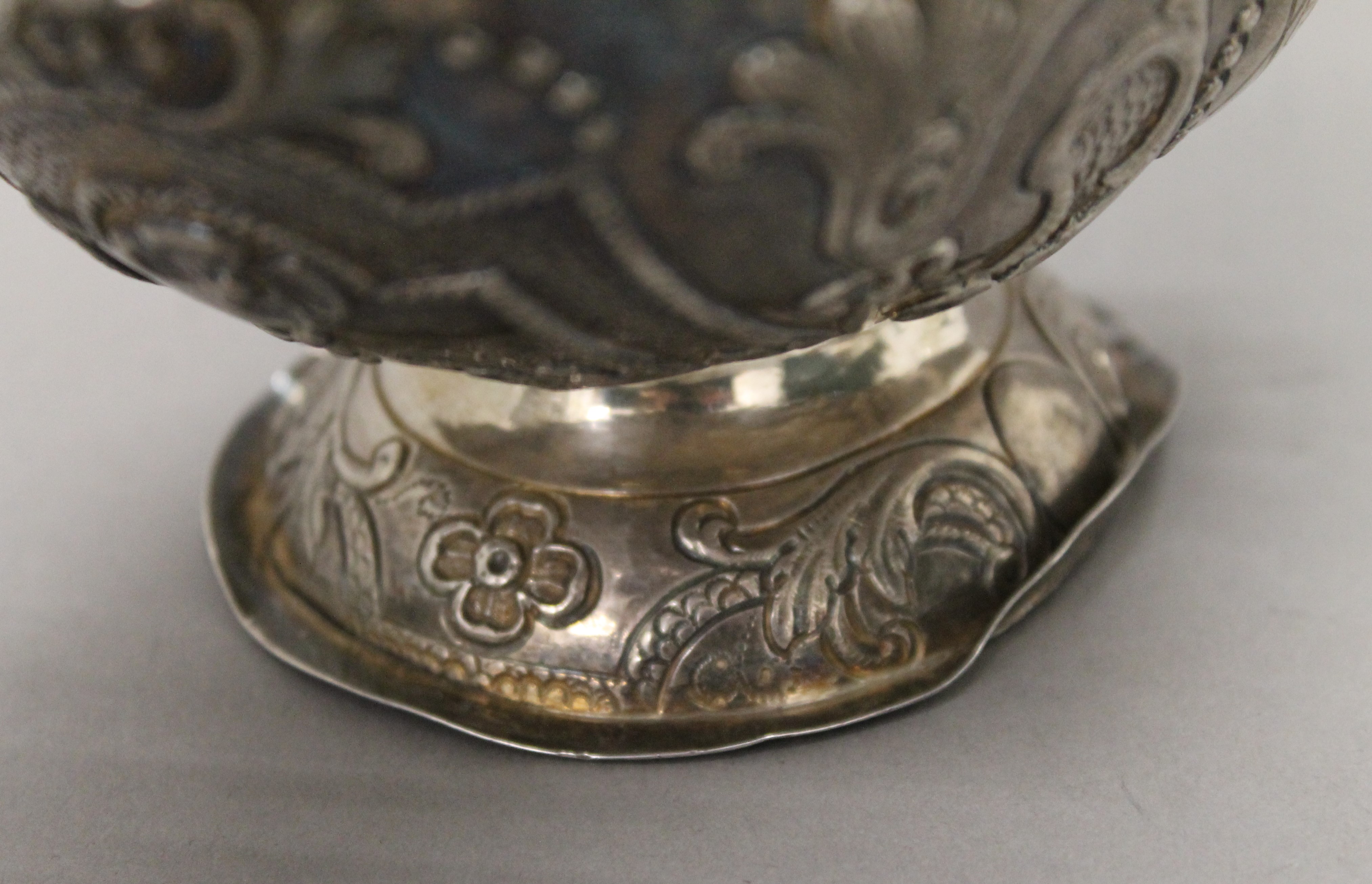 A Dutch silver porringer. 23.5 cm wide. 256 grammes. - Image 3 of 6