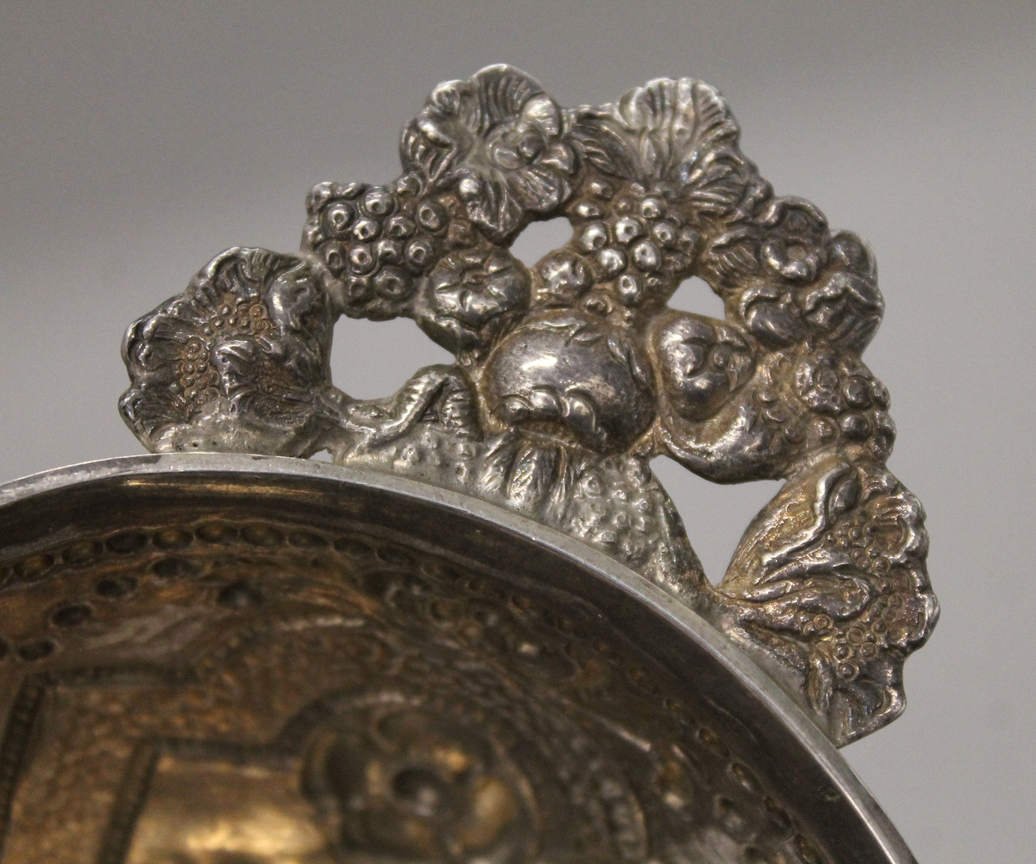 A Dutch silver porringer. 23.5 cm wide. 256 grammes. - Image 4 of 6