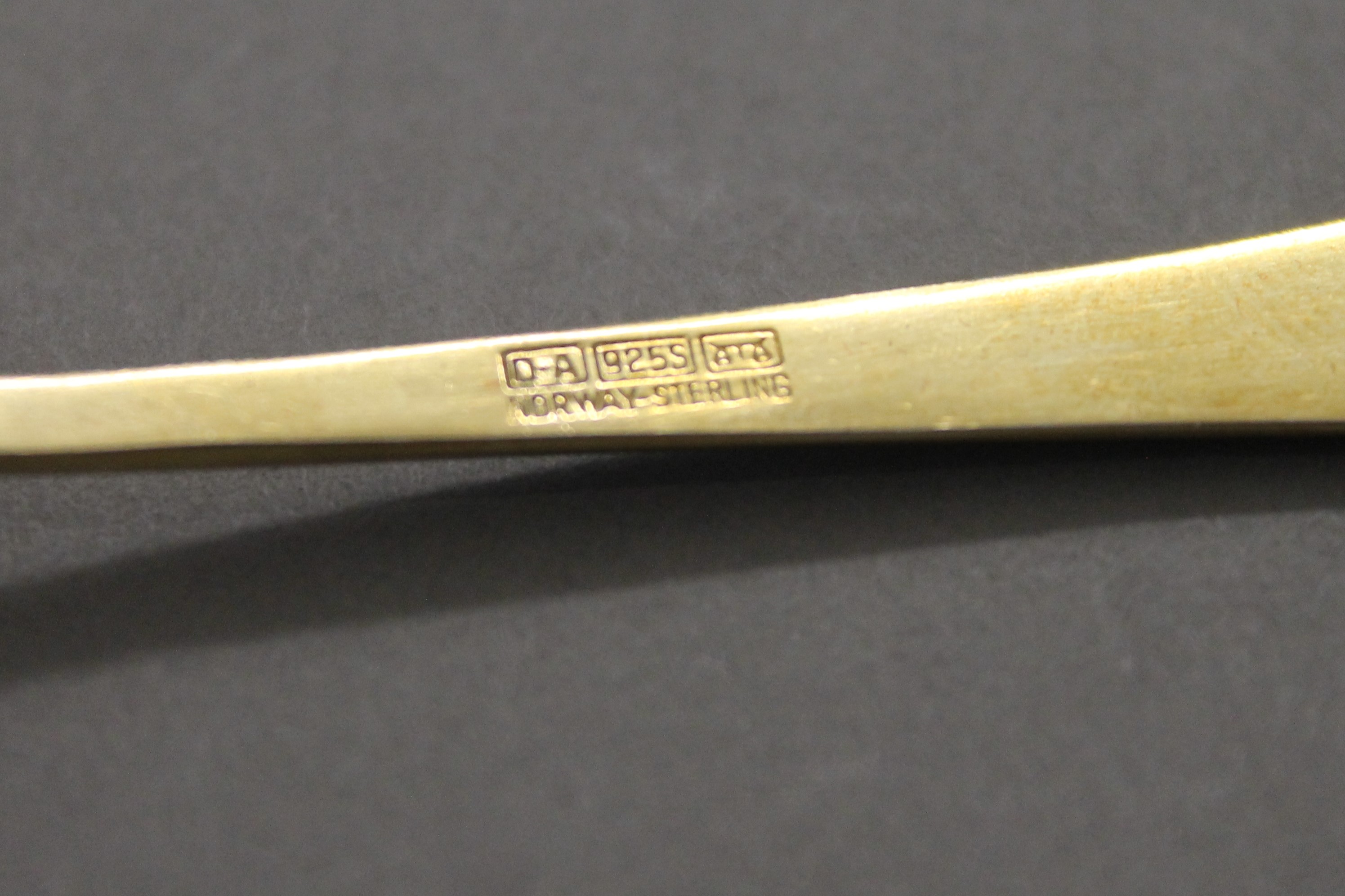 A set of six Norwegian silver gilt enamel teaspoons. 58.2 grammes total weight. - Image 4 of 5
