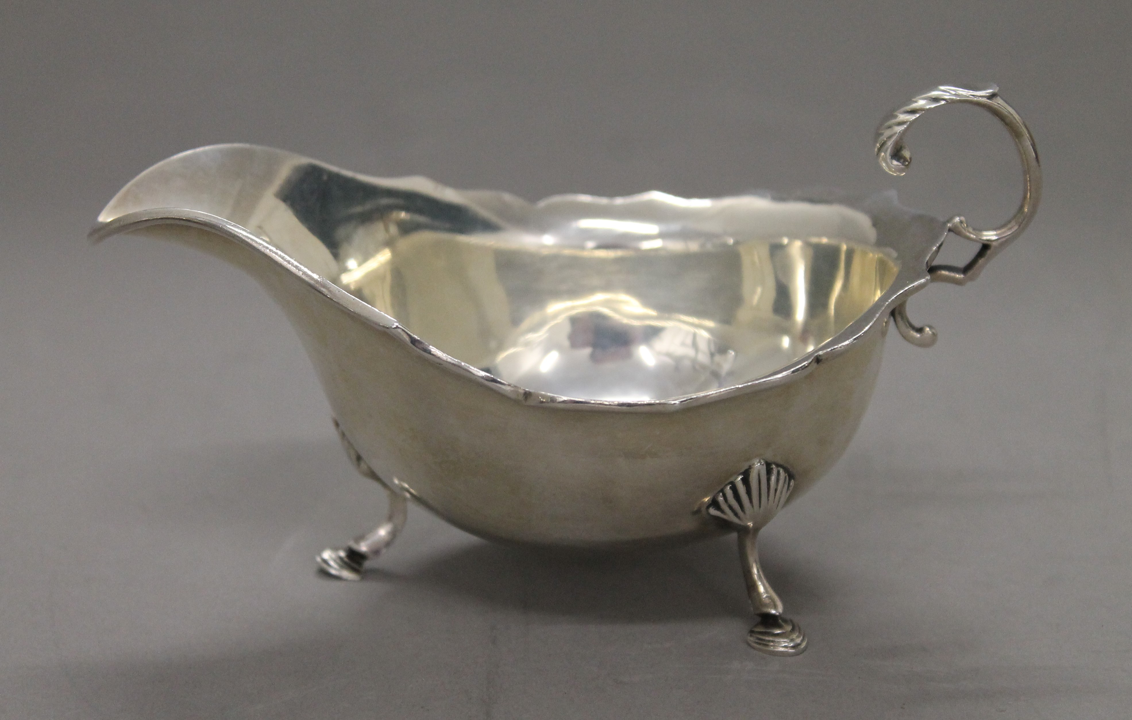 A pair of silver sauce boats. Each 14.5 cm long. 5.7 troy ounces. - Image 2 of 5