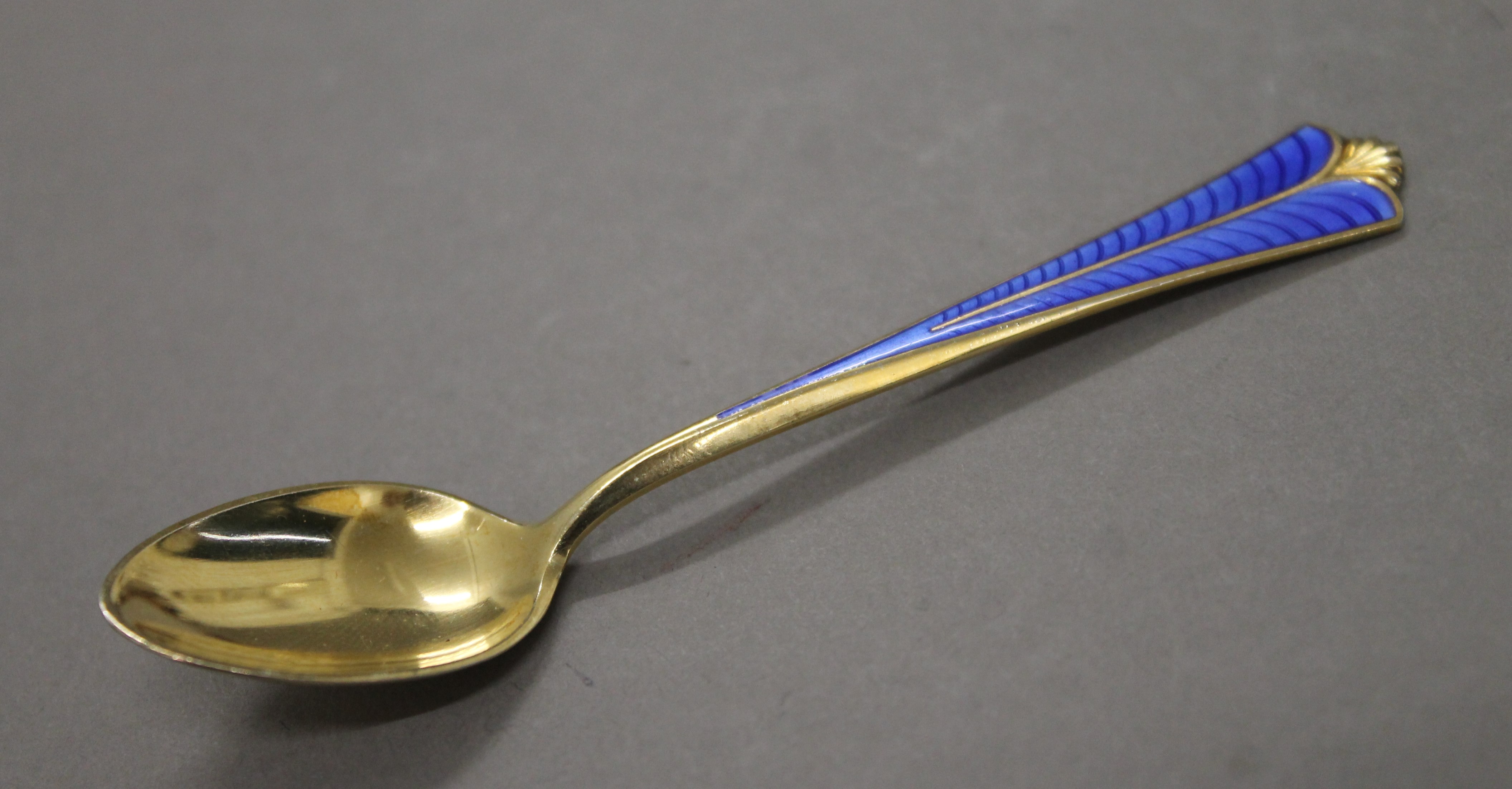 A set of six Norwegian silver gilt enamel teaspoons. 58.2 grammes total weight. - Image 3 of 5