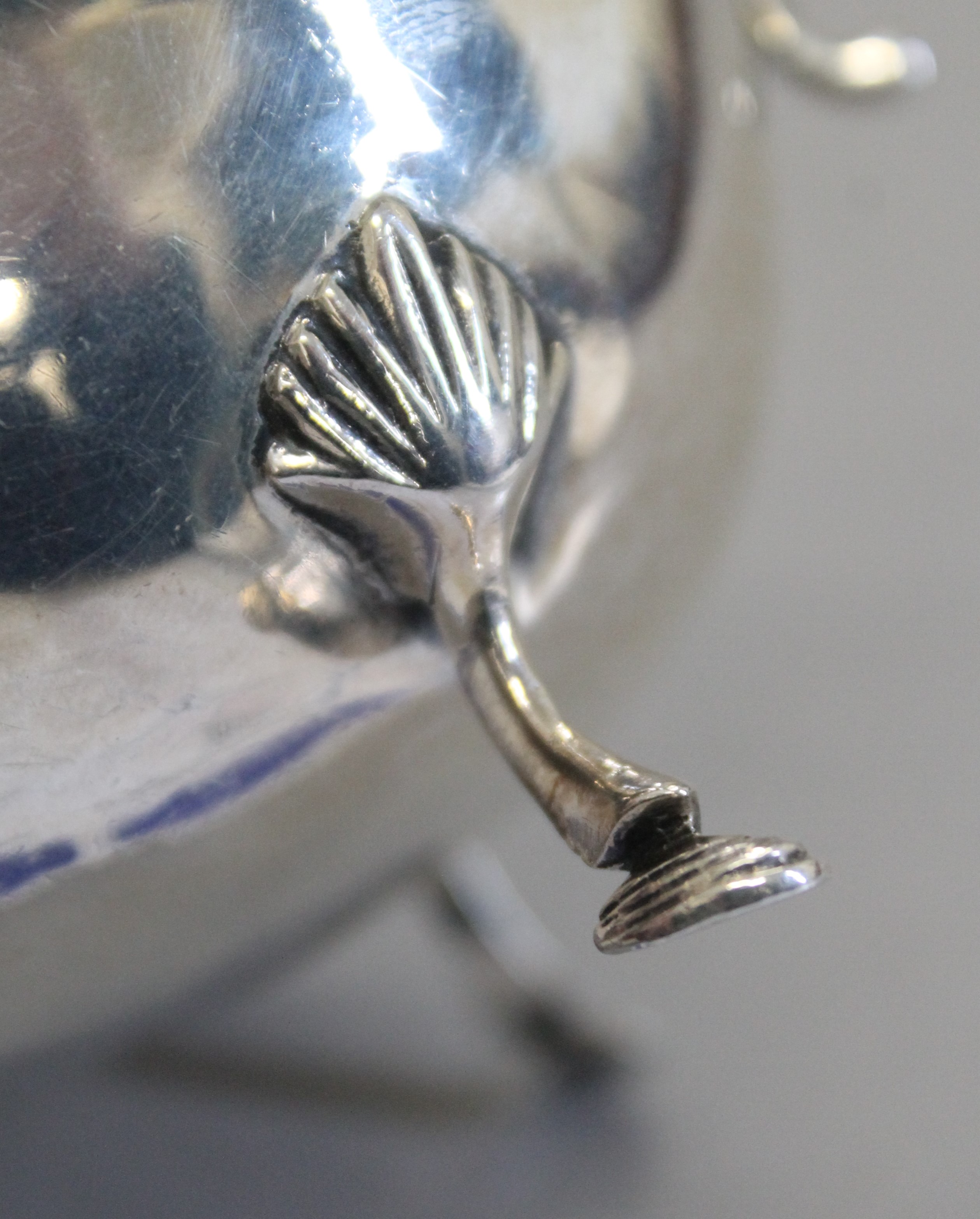 A pair of silver sauce boats. Each 14.5 cm long. 5.7 troy ounces. - Image 4 of 5