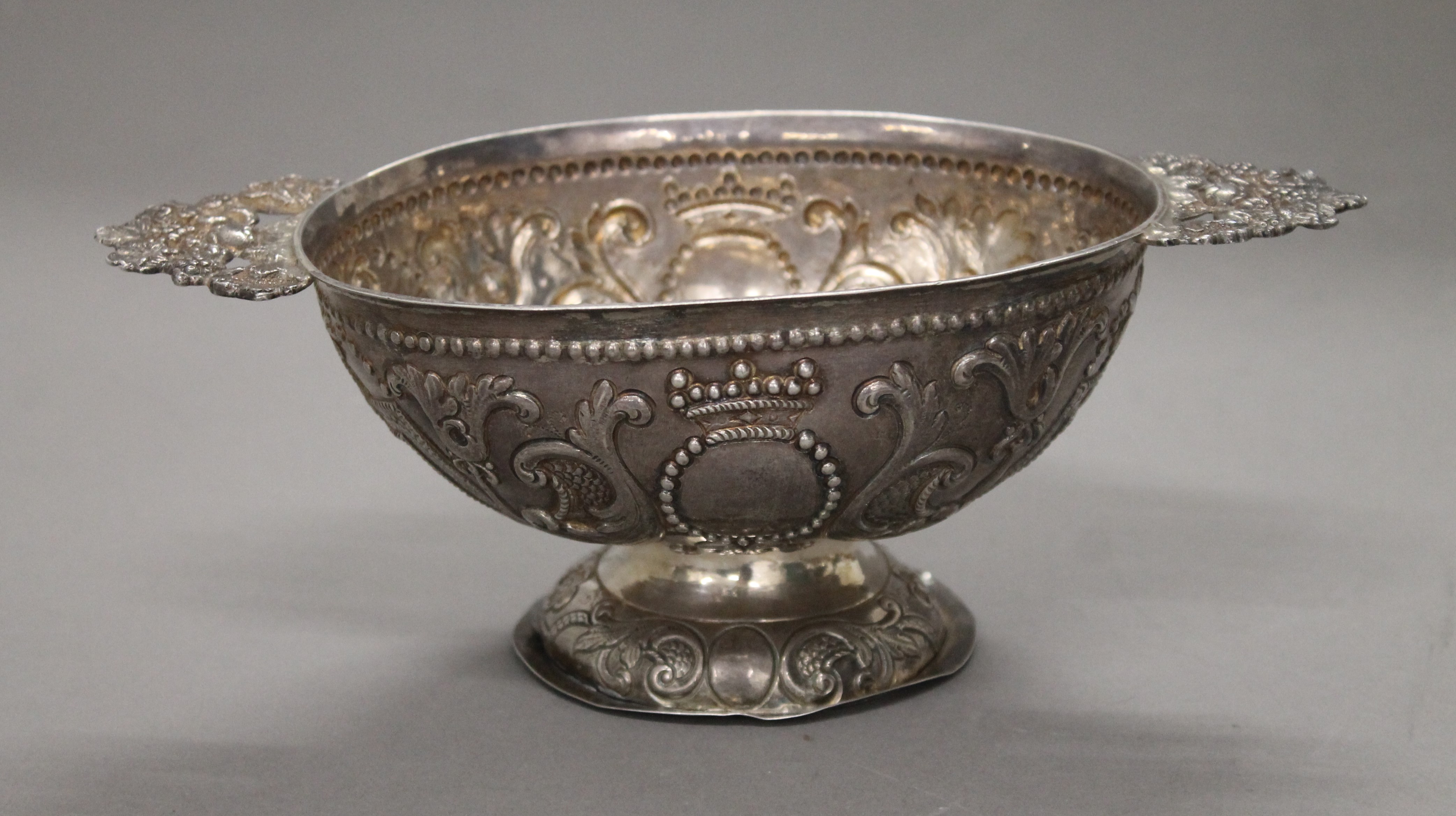 A Dutch silver porringer. 23.5 cm wide. 256 grammes.