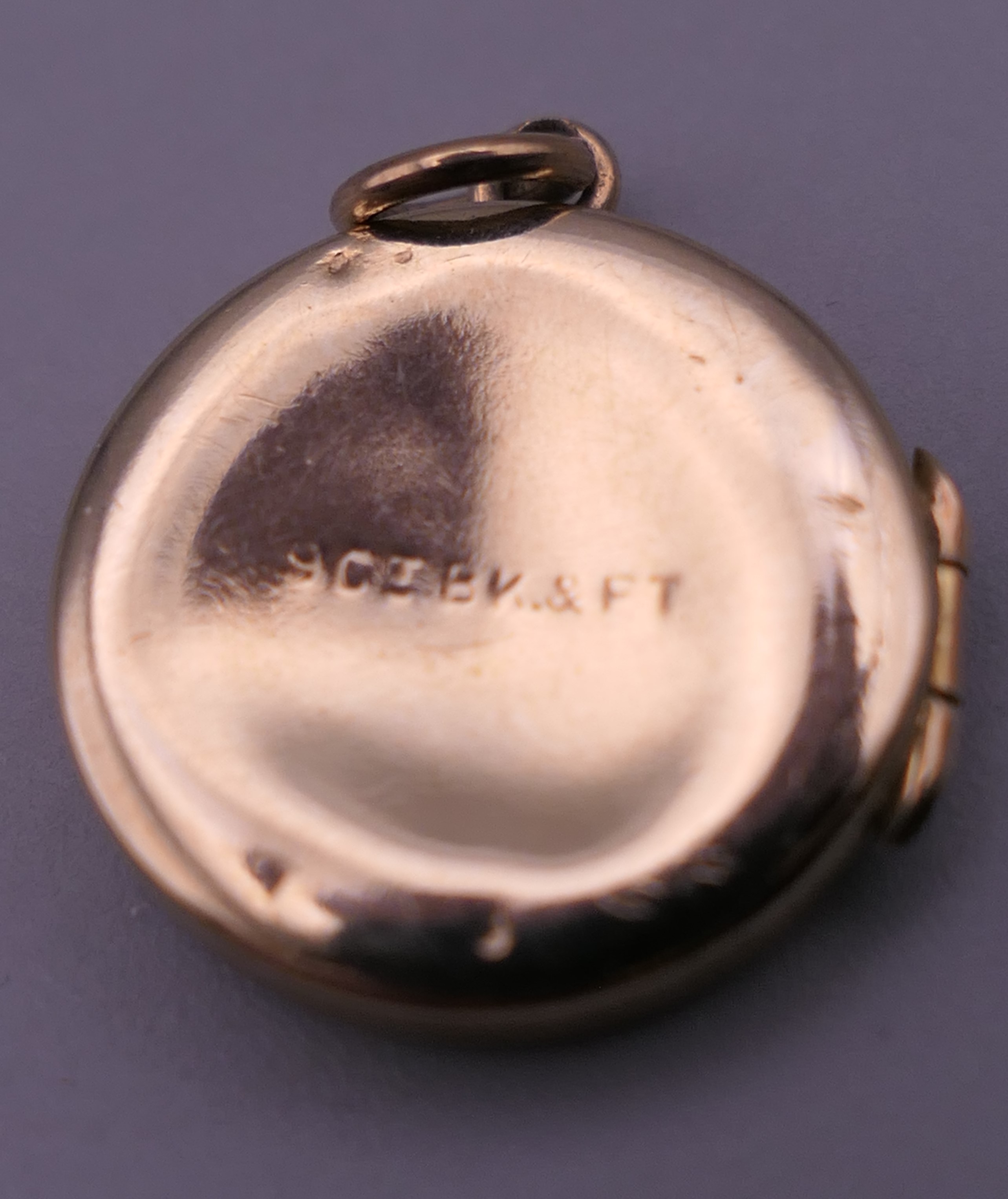 Three rings (one Swarovski), a cross pendant, a locket and another pendant. - Image 10 of 16