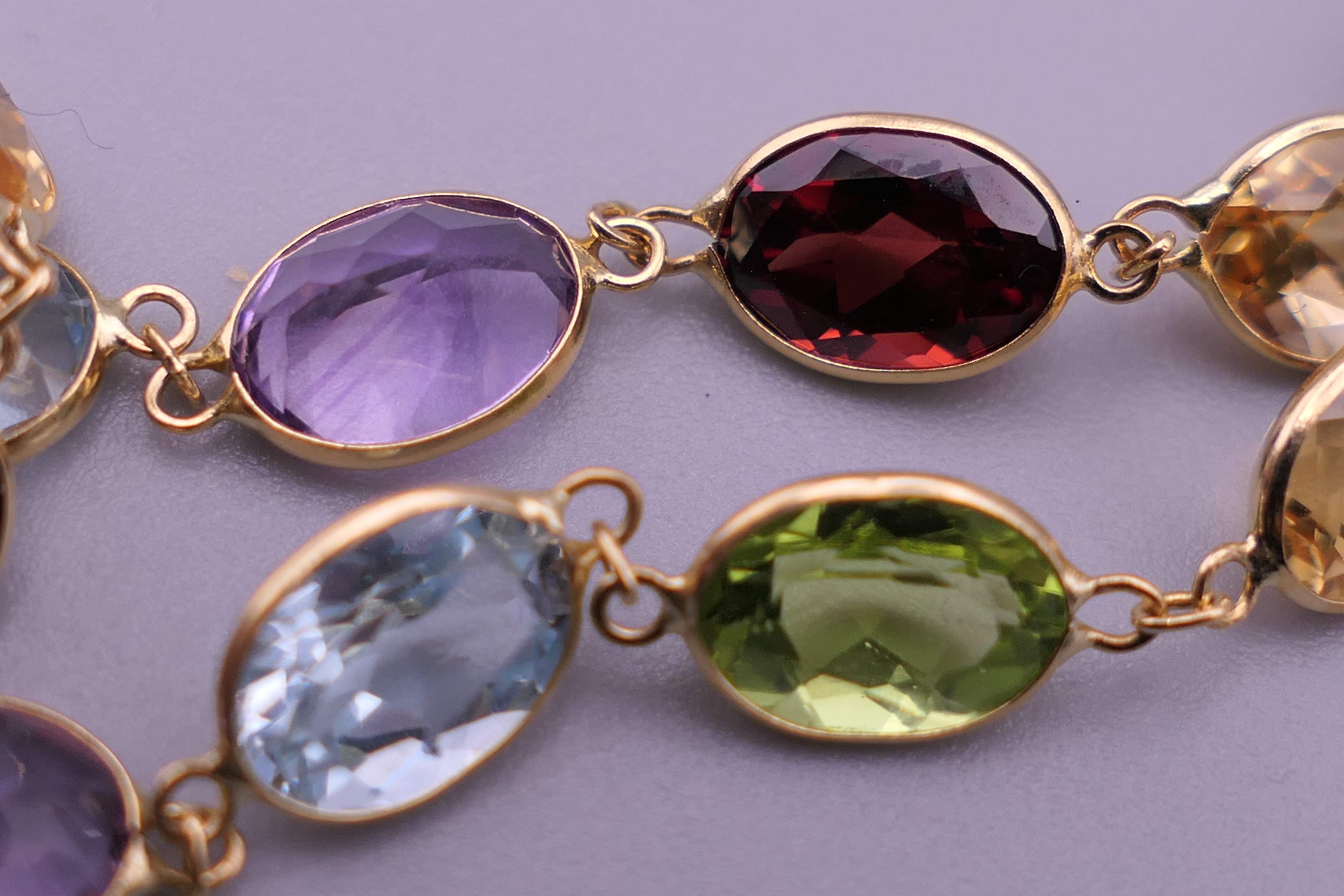 An 18 ct gold mutli-gem set bracelet. 16 cm long. 3.9 grammes total weight. - Image 4 of 4
