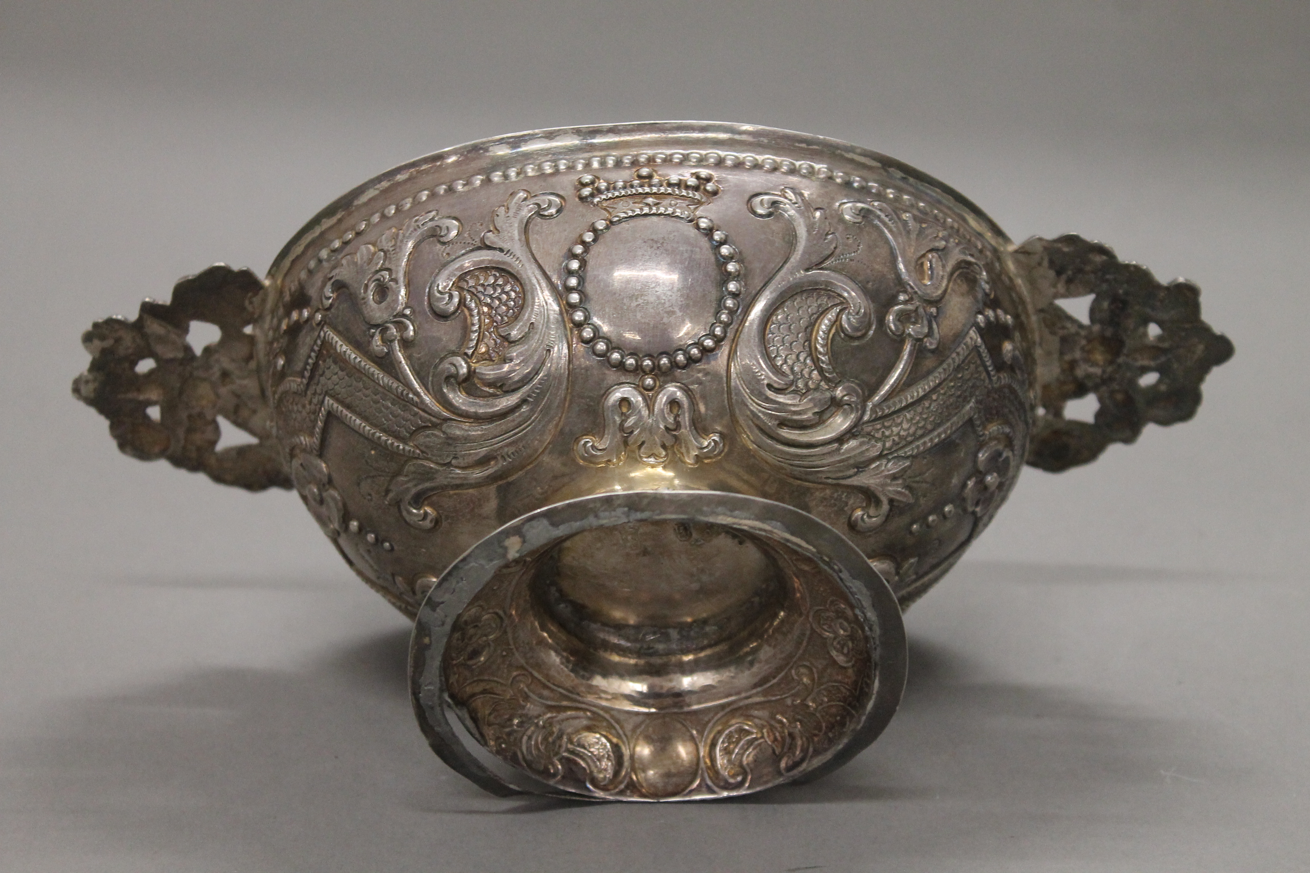 A Dutch silver porringer. 23.5 cm wide. 256 grammes. - Image 2 of 6