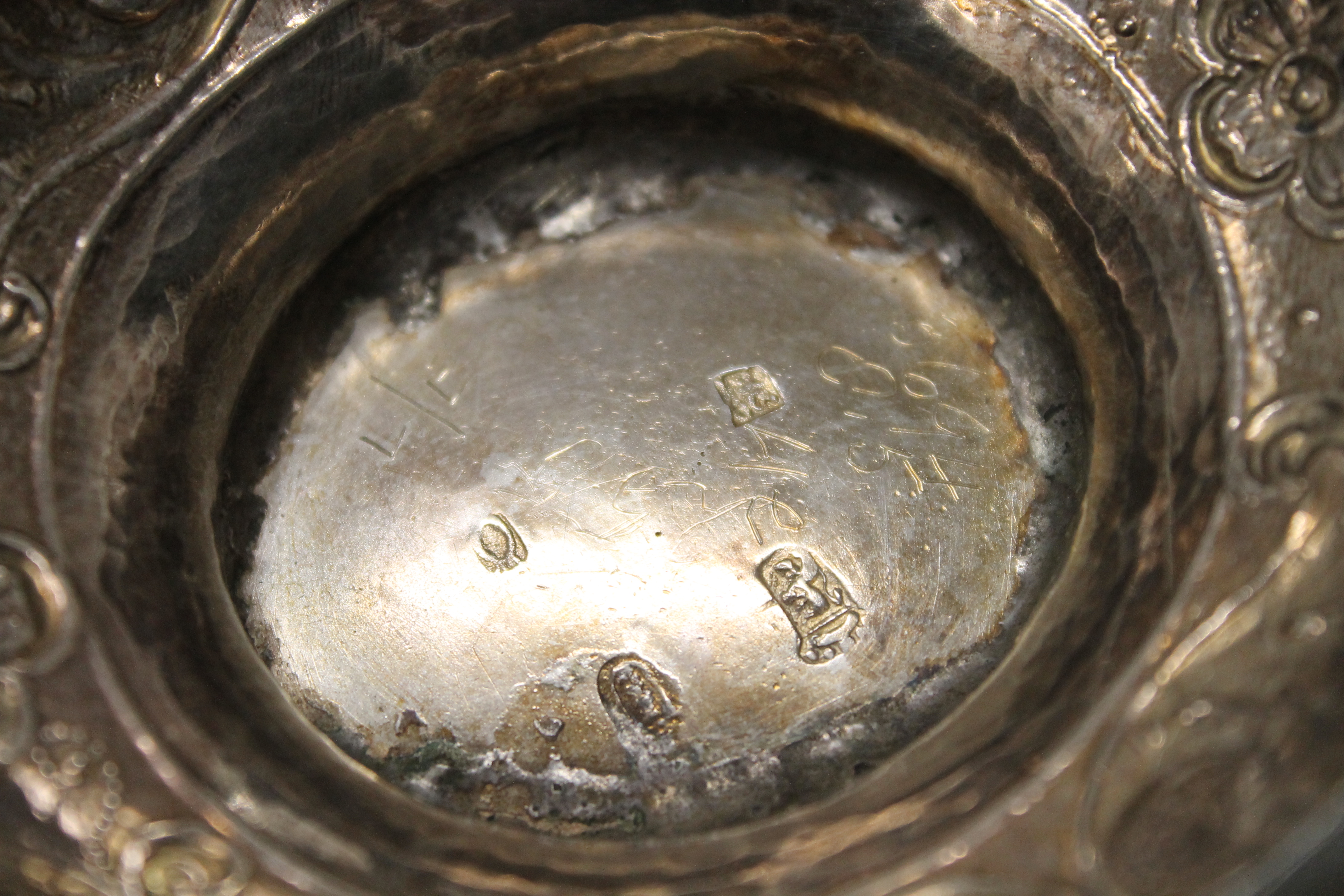 A Dutch silver porringer. 23.5 cm wide. 256 grammes. - Image 6 of 6