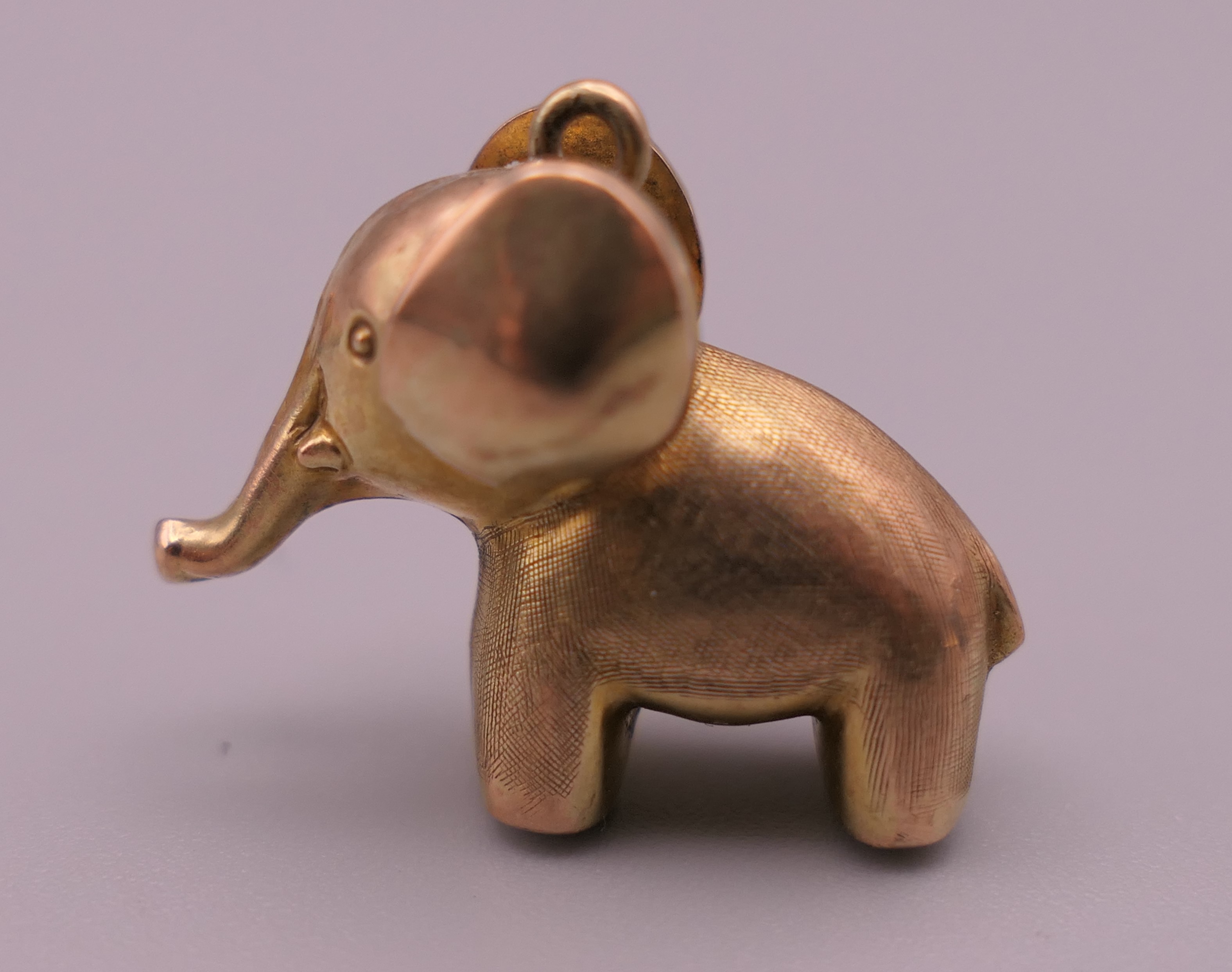 Five 9 ct gold animal charms, including an elephant, penguin and a hedgehog. The largest 3 cm long. - Image 2 of 9