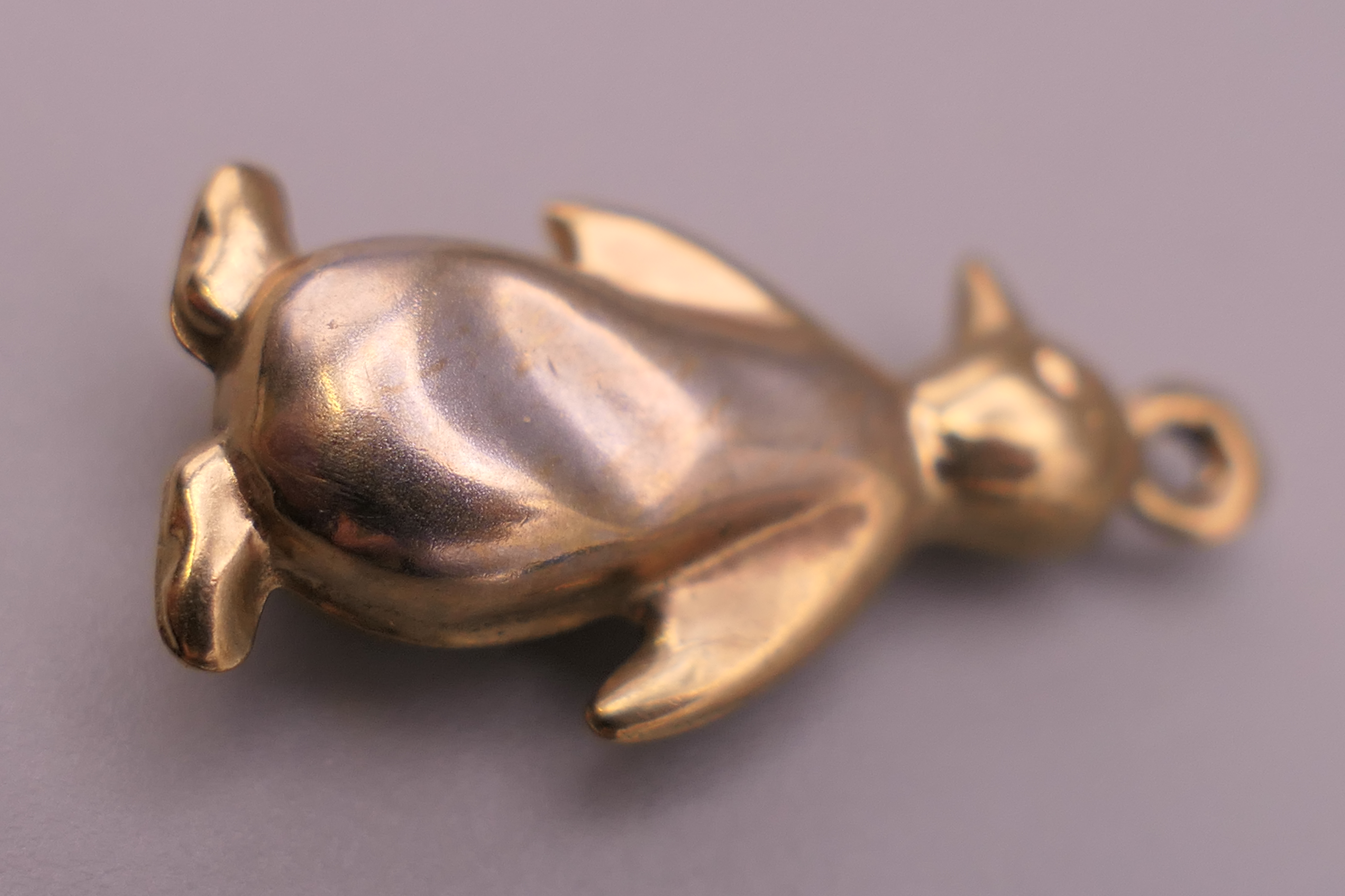 Five 9 ct gold animal charms, including an elephant, penguin and a hedgehog. The largest 3 cm long. - Image 5 of 9