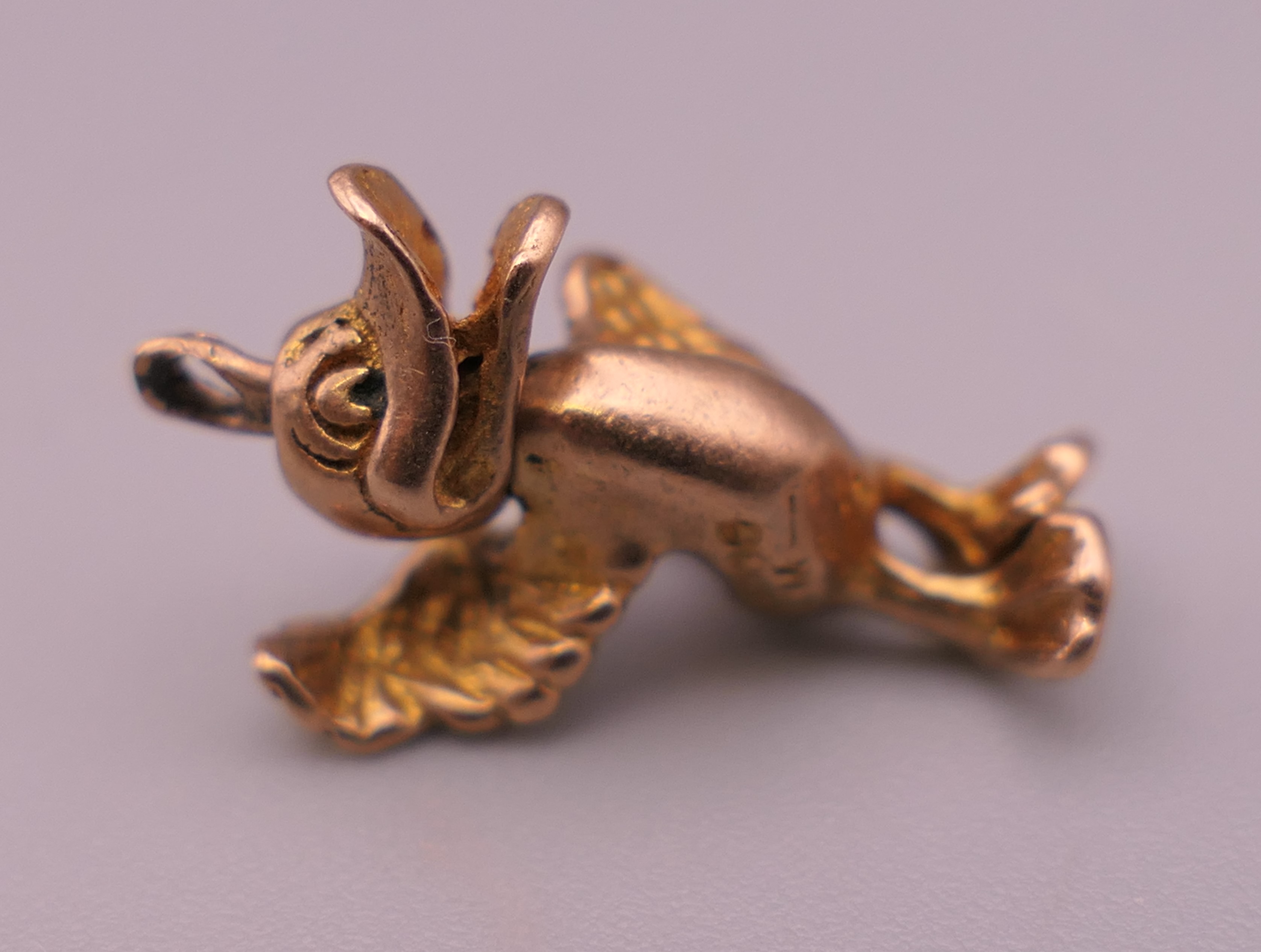 Five 9 ct gold animal charms, including an elephant, penguin and a hedgehog. The largest 3 cm long. - Image 8 of 9
