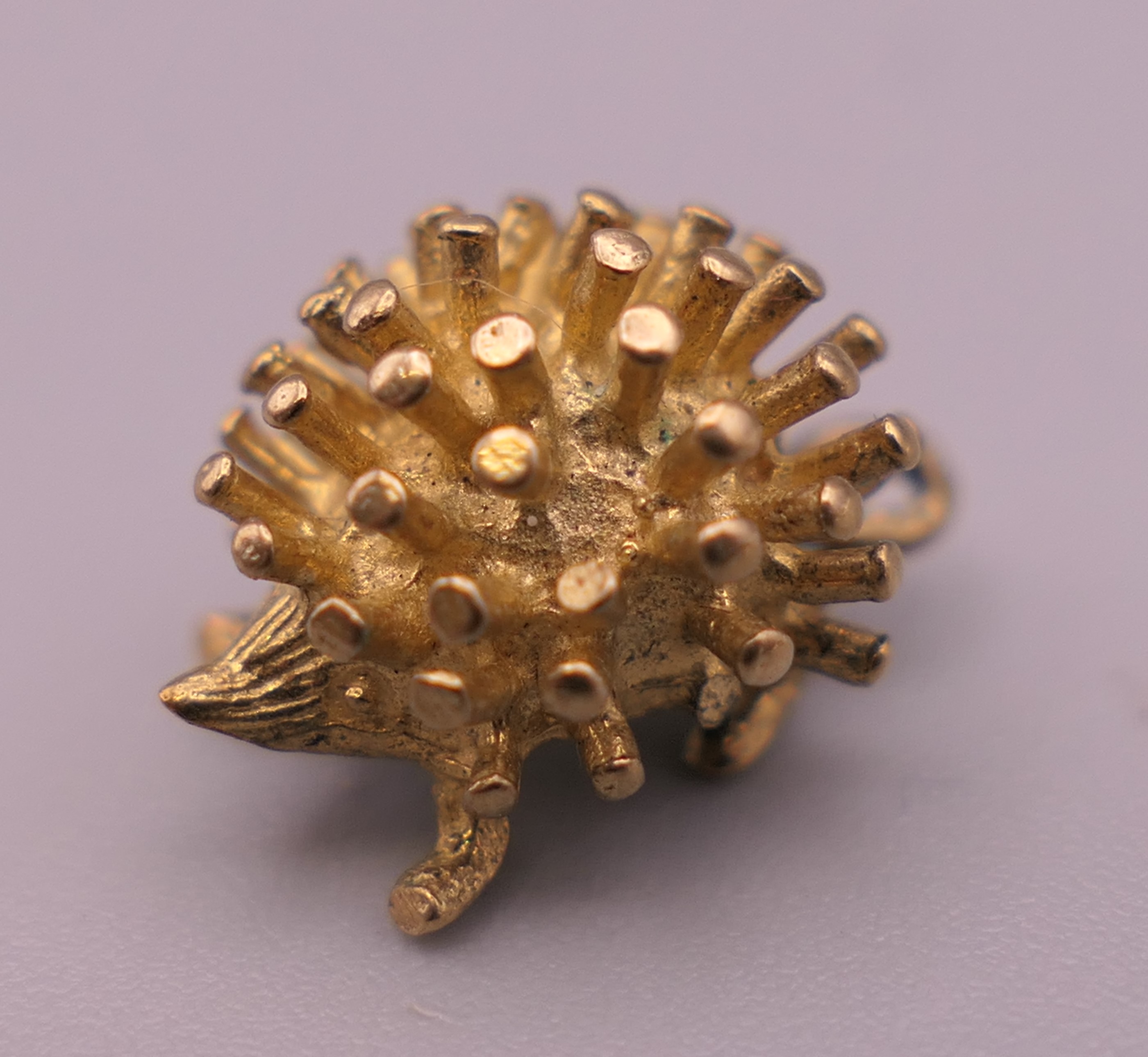 Five 9 ct gold animal charms, including an elephant, penguin and a hedgehog. The largest 3 cm long. - Image 6 of 9