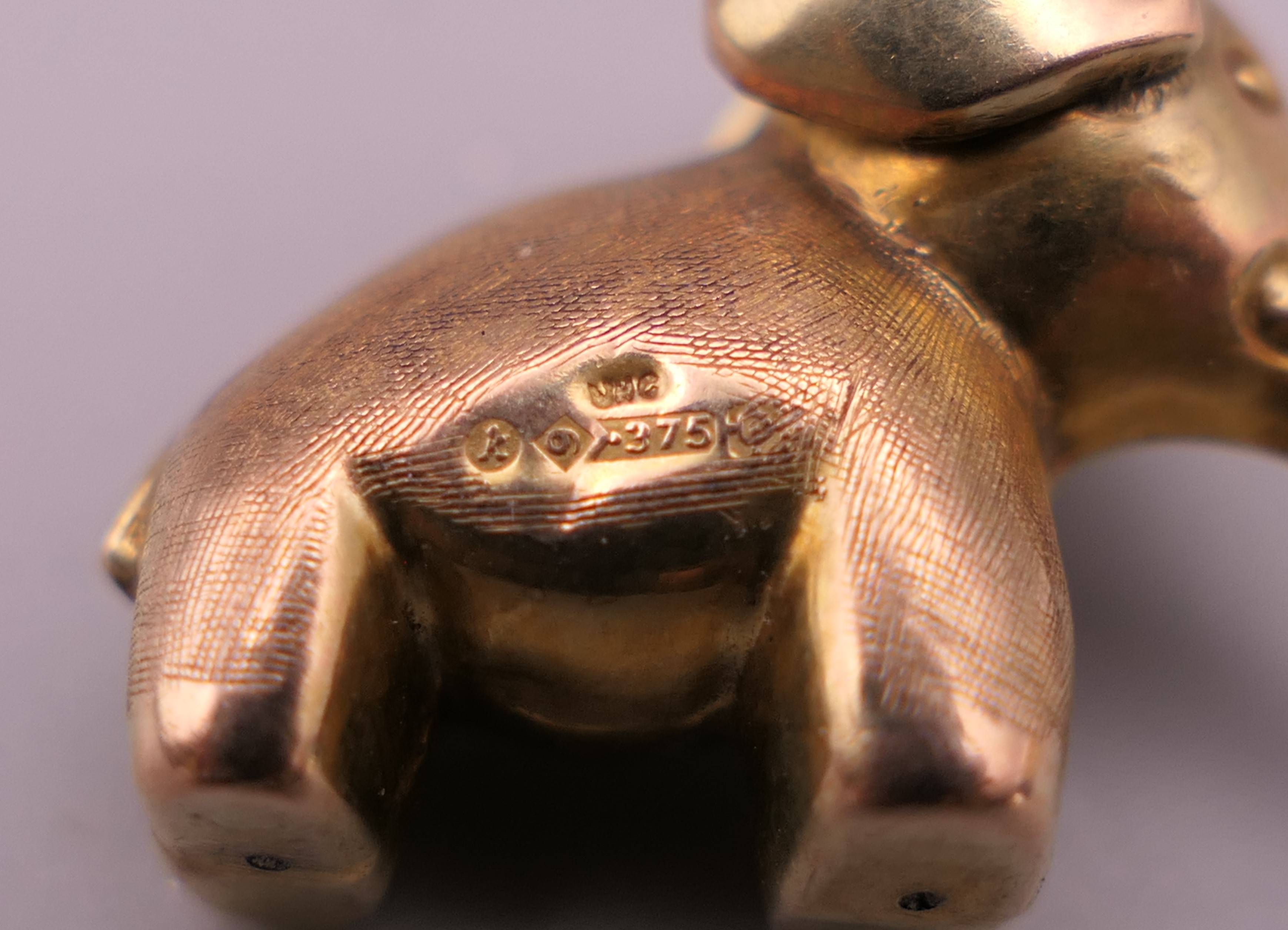 Five 9 ct gold animal charms, including an elephant, penguin and a hedgehog. The largest 3 cm long. - Image 3 of 9