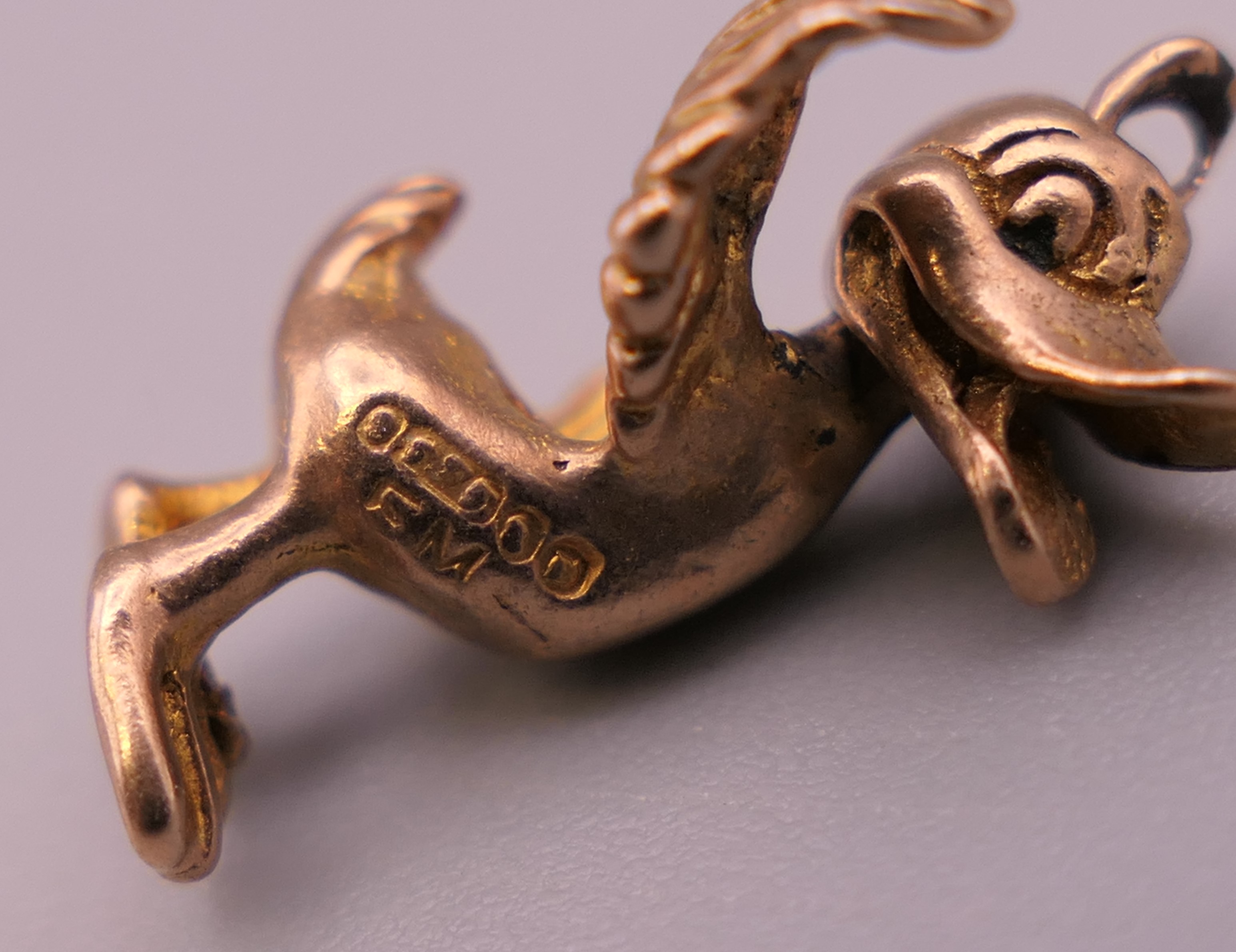 Five 9 ct gold animal charms, including an elephant, penguin and a hedgehog. The largest 3 cm long. - Image 9 of 9