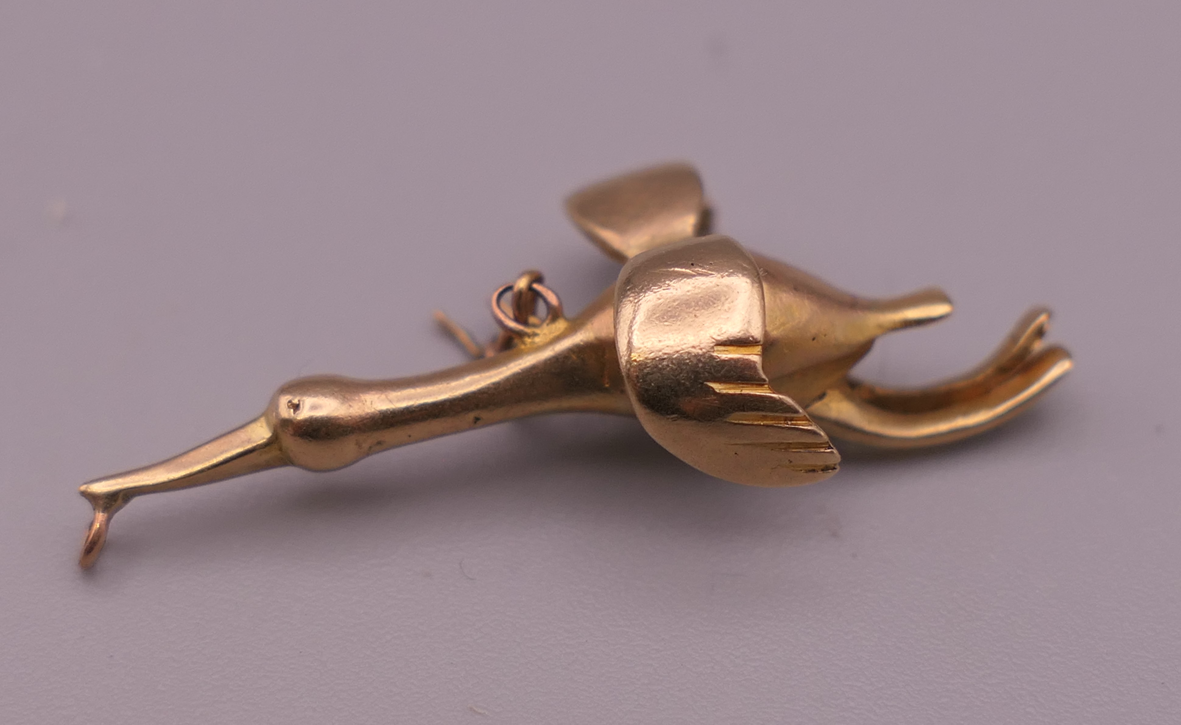 Five 9 ct gold animal charms, including an elephant, penguin and a hedgehog. The largest 3 cm long. - Image 7 of 9